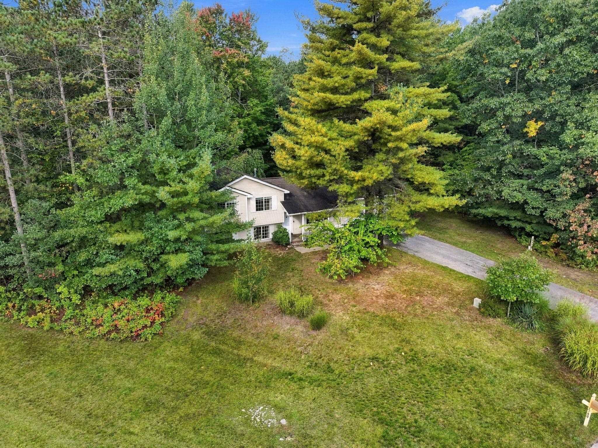 Photo 4 of Single family home for sale at 1743 Green Oak Dr, Interlochen, MI 49643 | MLS# 78080074227 | Listing updated on 2026-10-05