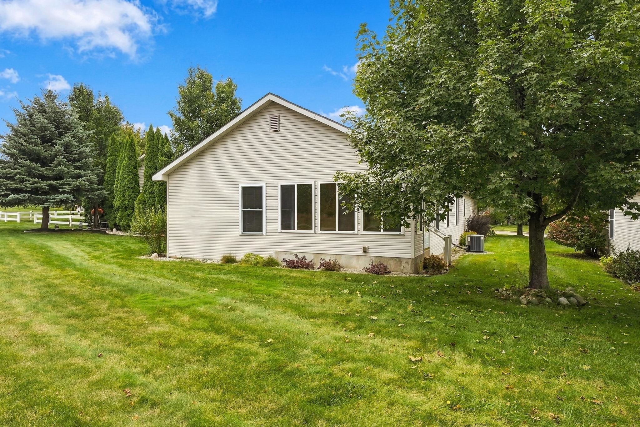 Photo 4 of Condo for sale at 2095 Seaview Dr, Traverse City, MI 49686 | MLS# 78080074237 | Listing updated on 2026-10-05