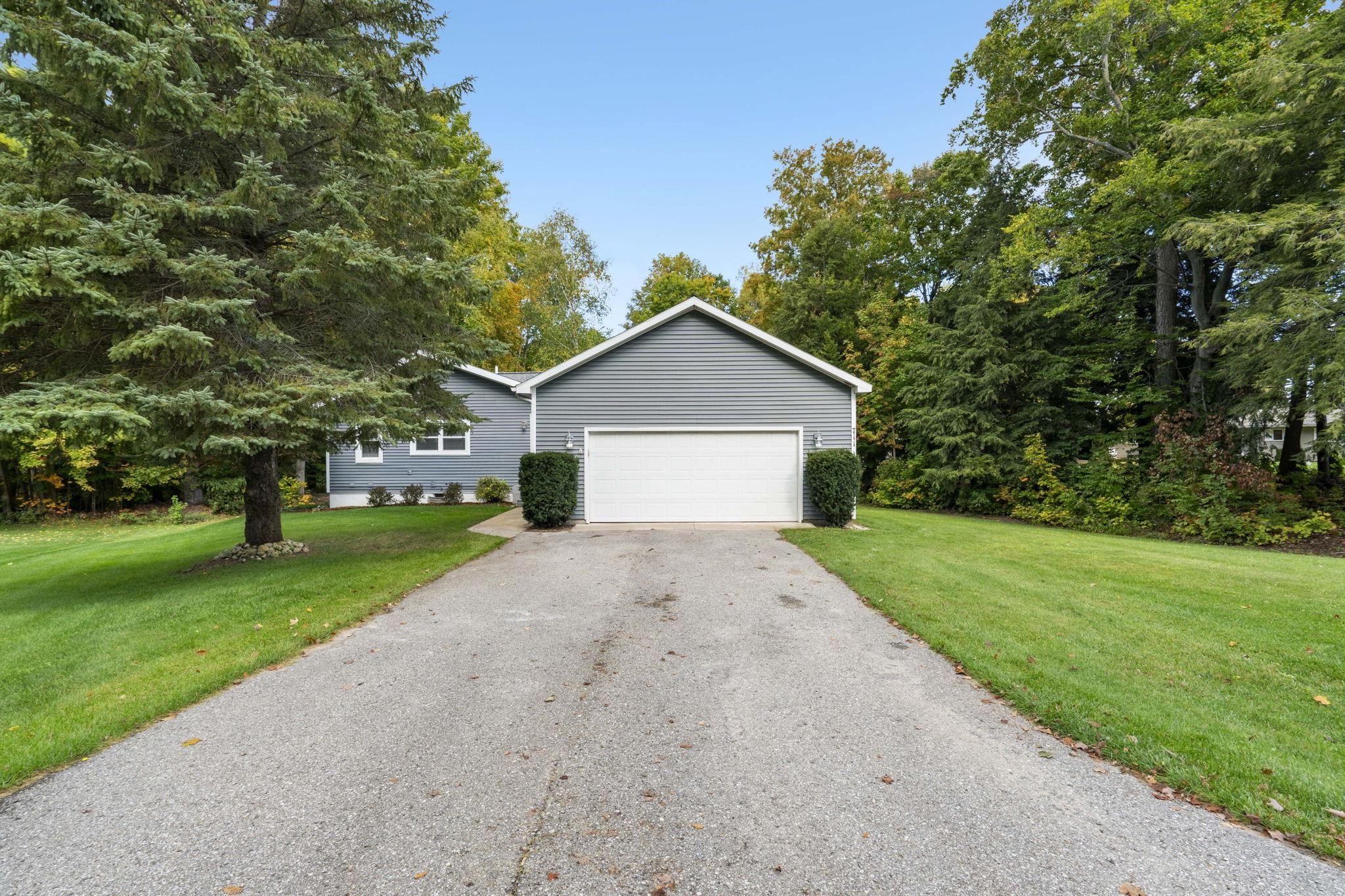 Photo 3 of Single family home for sale at 711 Brackel Point Dr, Traverse City, MI 49685 | MLS# 78080074242 | Listing updated on 2026-10-06