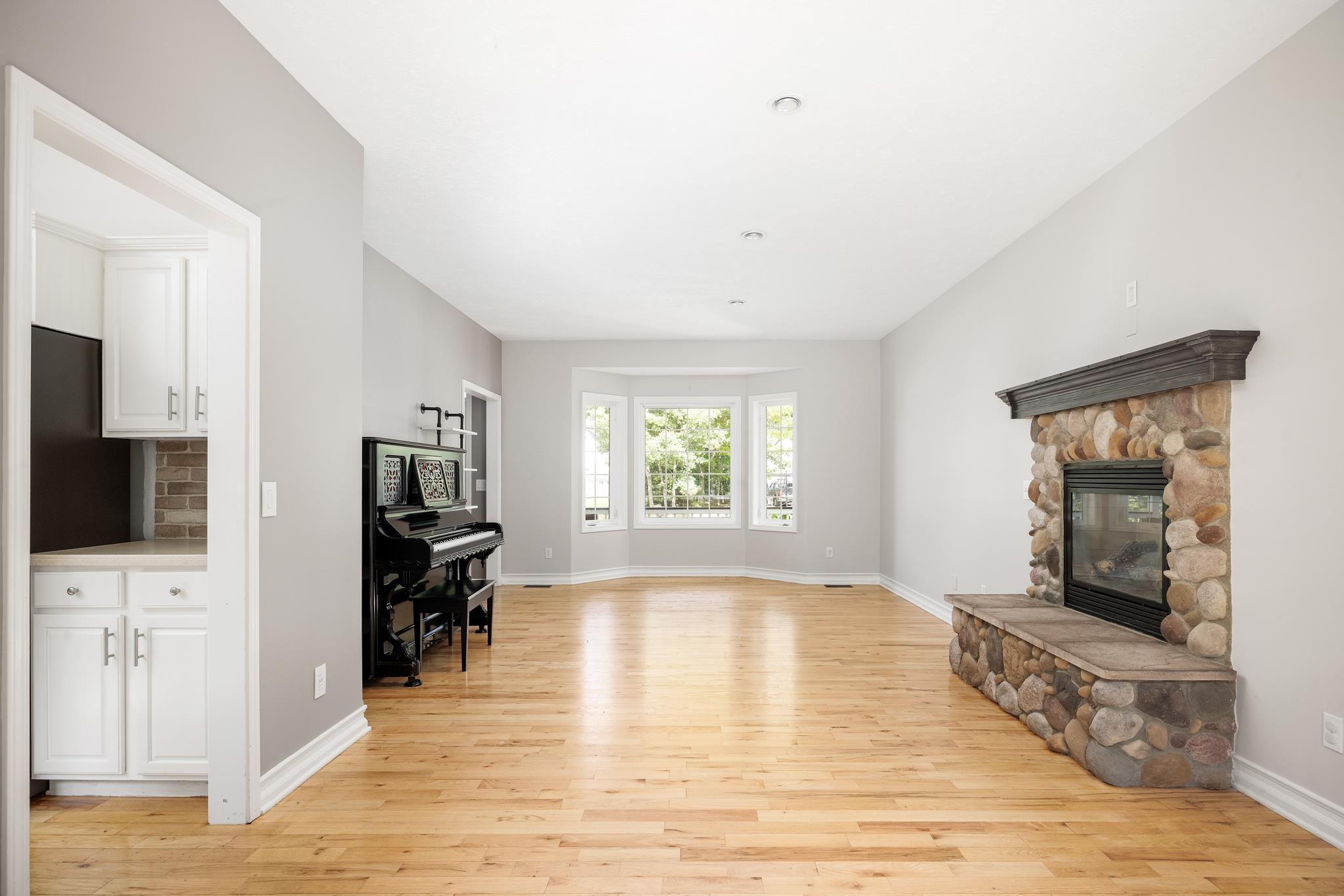 Photo 4 of Single family home for sale at 3658 Oxford Dr, Traverse City, MI 49686 | MLS# 78080074247 | Listing updated on 2026-10-06