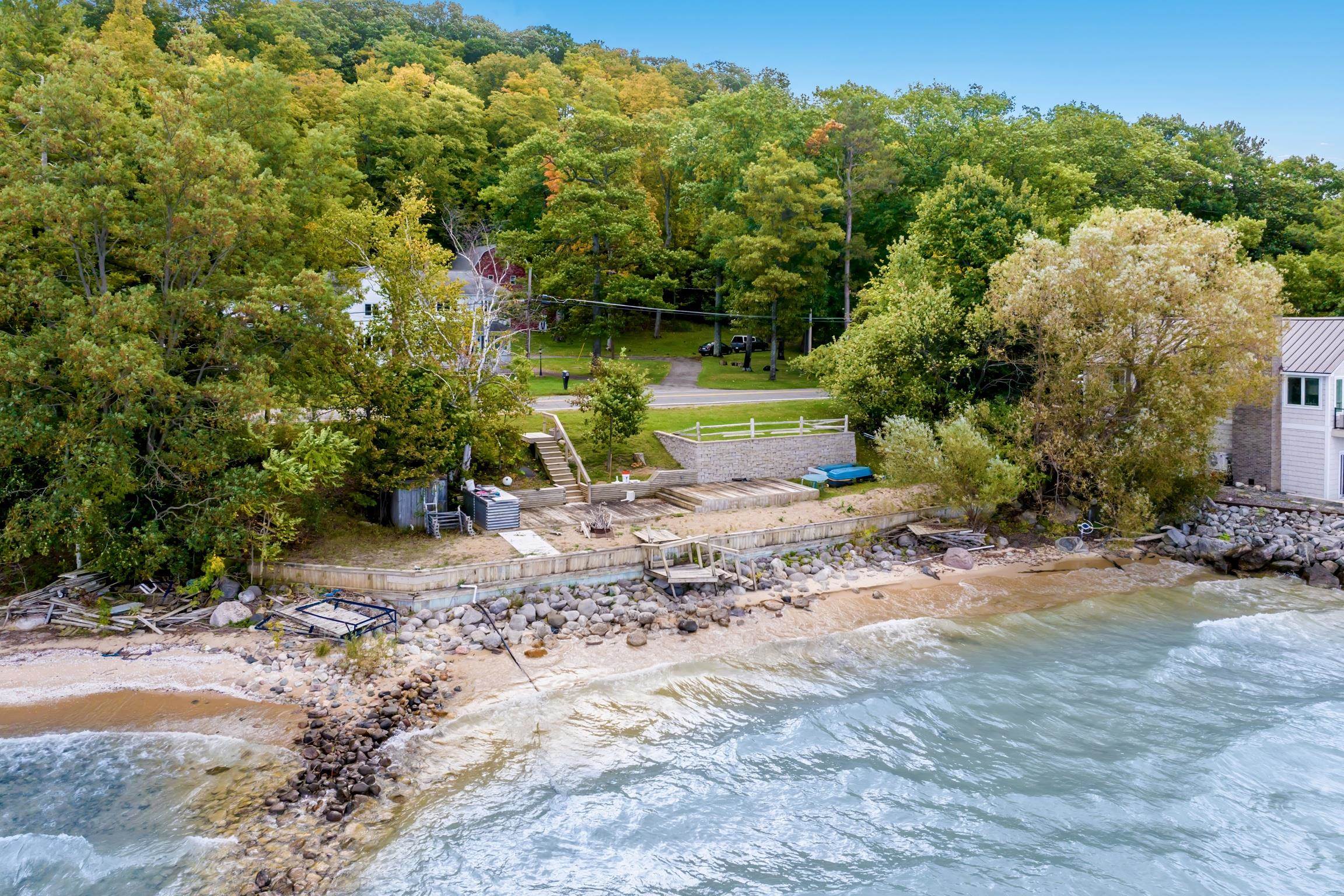 Photo 4 of Single family home for sale at 9838 Peninsula Dr, Traverse City, MI 49686 | MLS# 78080074248 | Listing updated on 2026-10-06