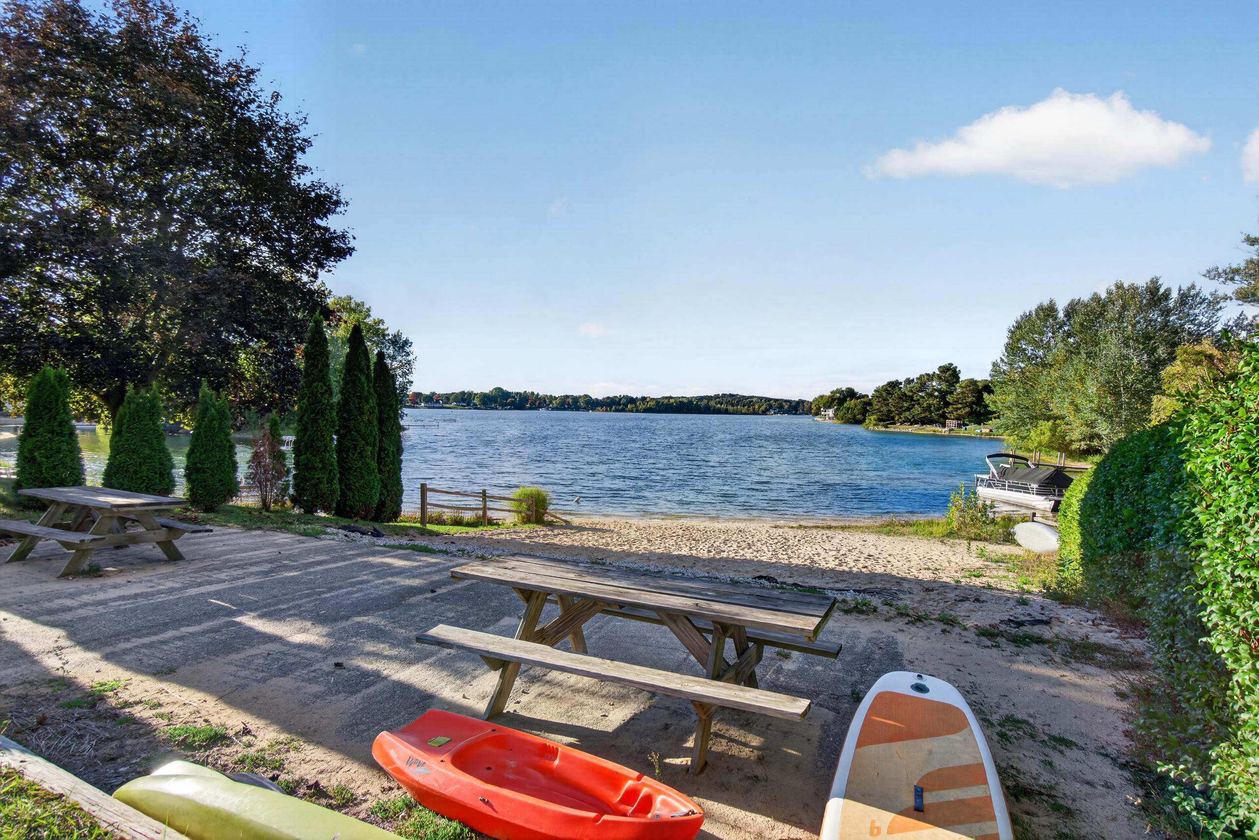 Photo 2 of Single family home for sale at 853 Meadow Dr, Traverse City, MI 49685 | MLS# 78080074298 | Listing updated on 2026-10-07