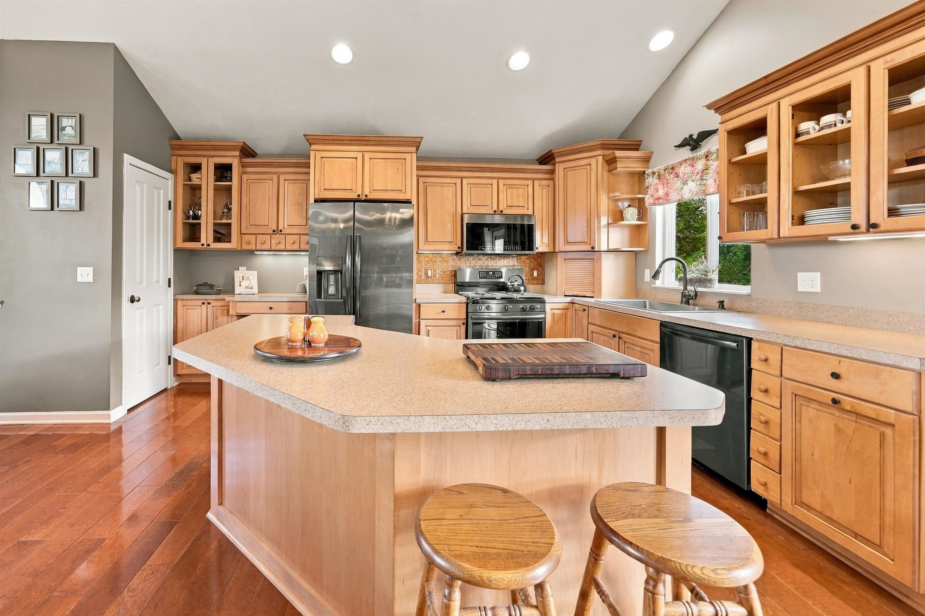 Photo 4 of Single family home for sale at 577 Strohm Rd, Traverse City, MI 49696 | MLS# 78080074316 | Listing updated on 2026-10-07