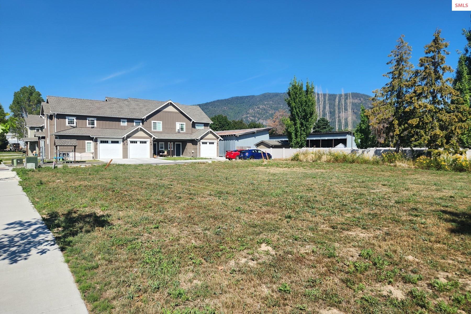 Front exterior of 1702,1706,1712 Onyx Court