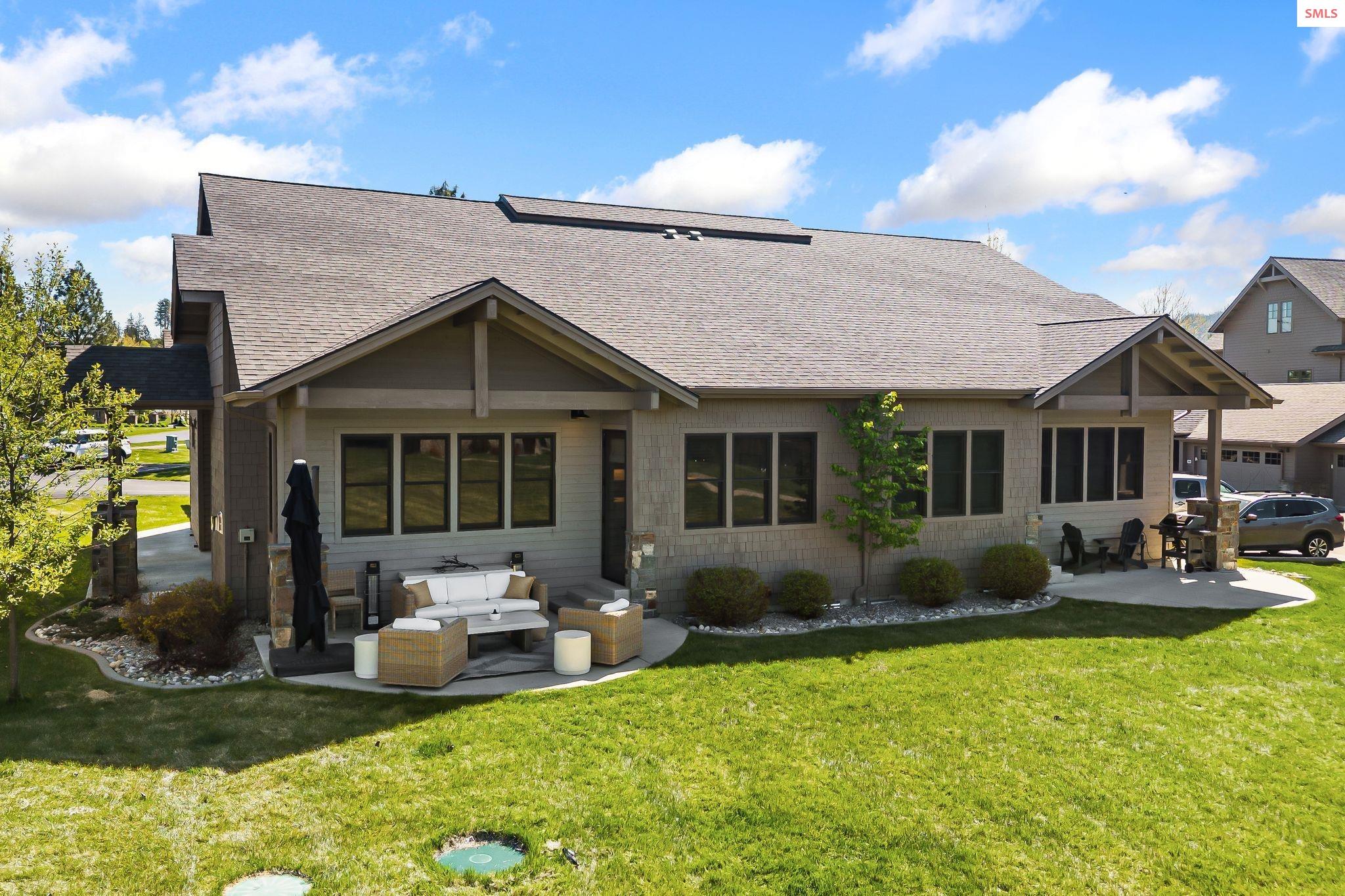 563 Lakeshore Ave