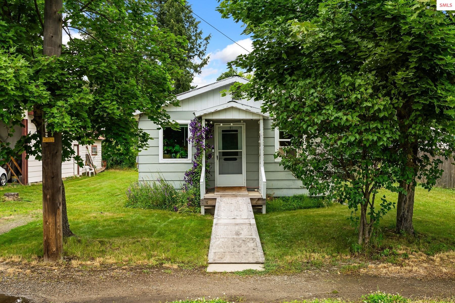 Front exterior of 353 E Beardmore