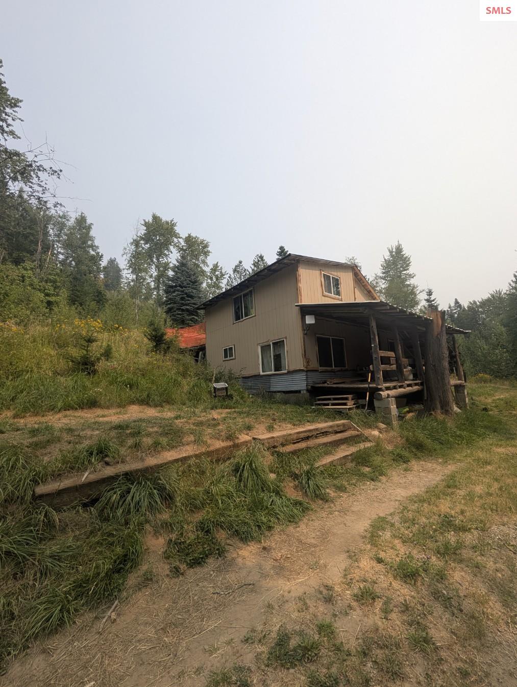 Front exterior of 1516 Round Mtn Road