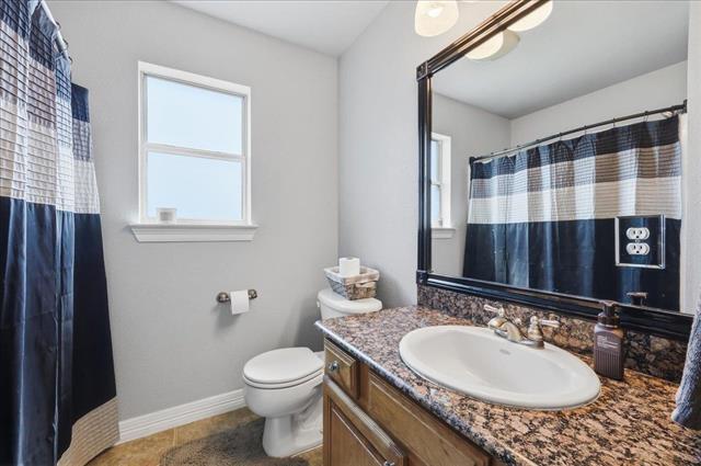 Secondary full bathroom