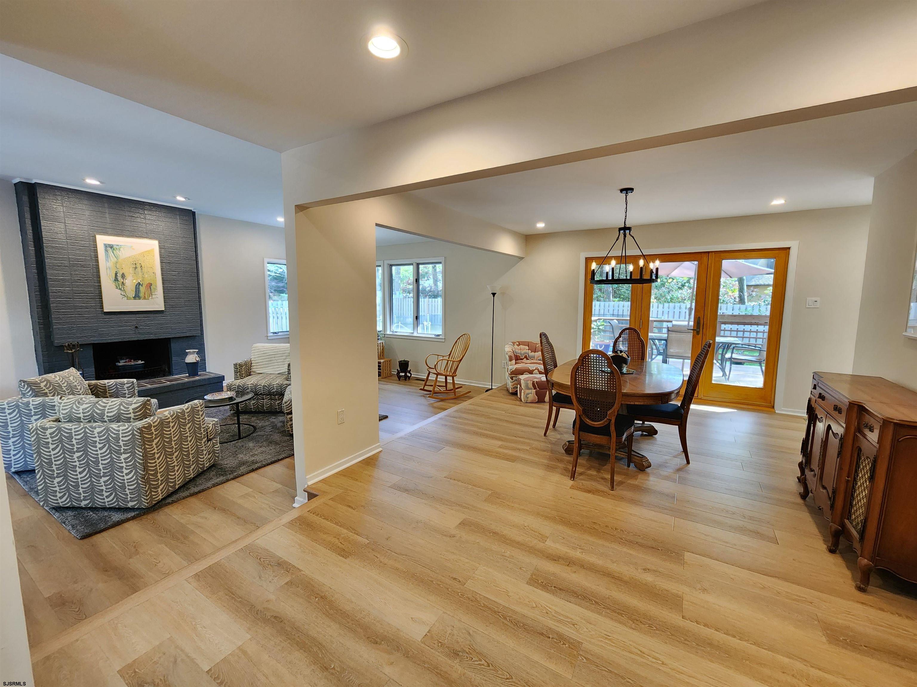 2221 Burroughs - Picture 