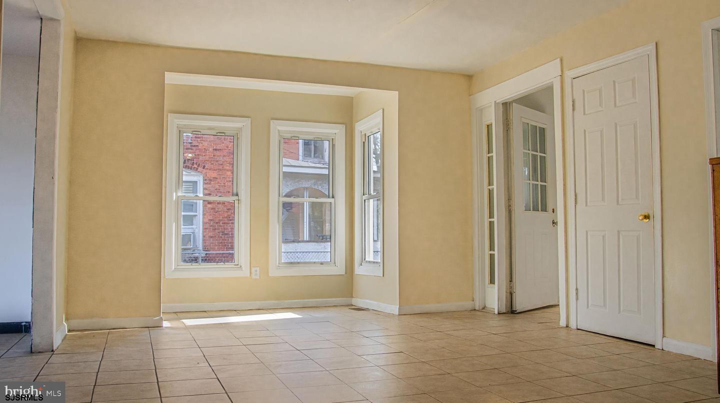 818 E Pear St Street