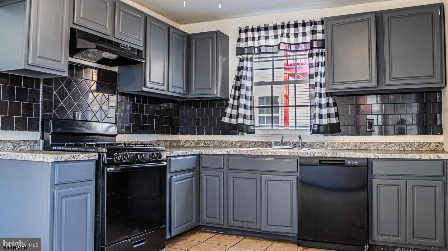 818 E Pear St Street