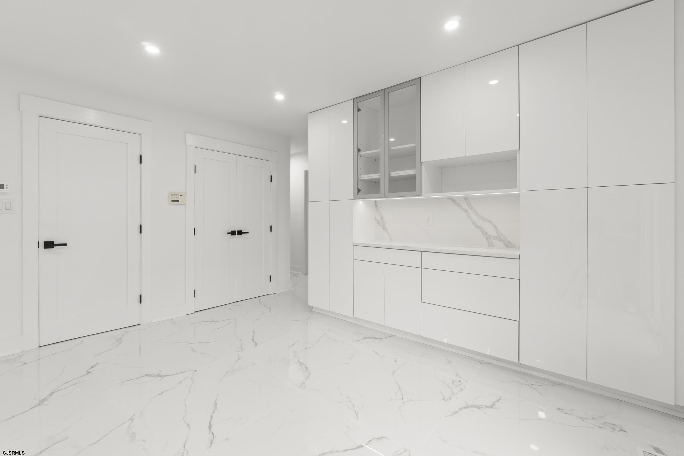 811 N Burghley Avenue