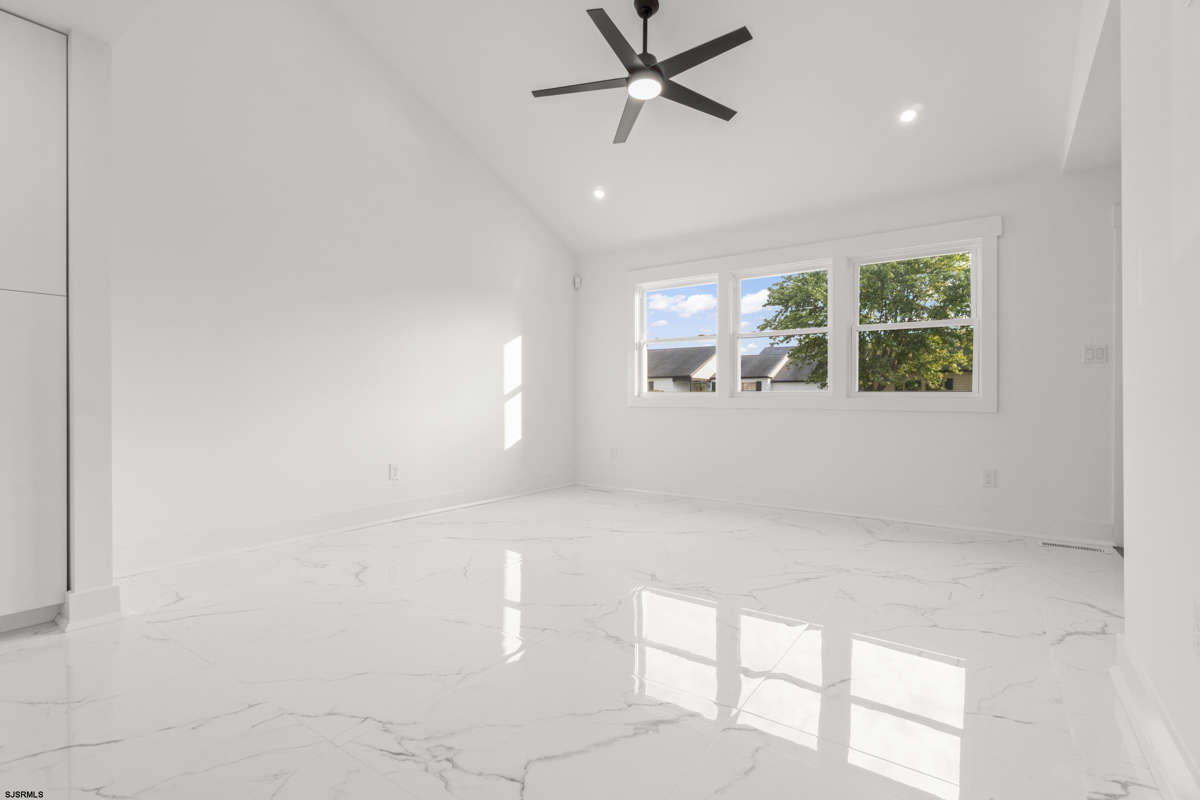 811 N Burghley Avenue - Picture 2