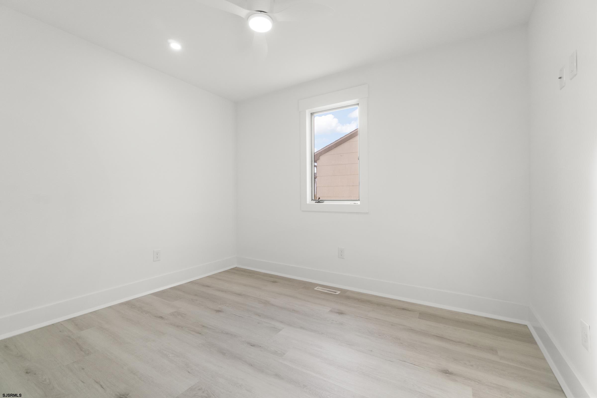 811 N Burghley Avenue