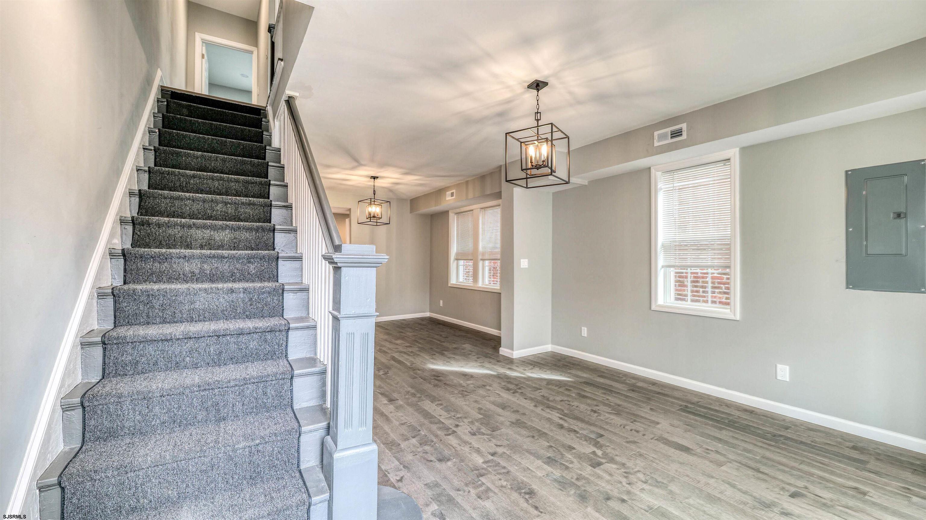 103 N Harvard Avenue - Picture 