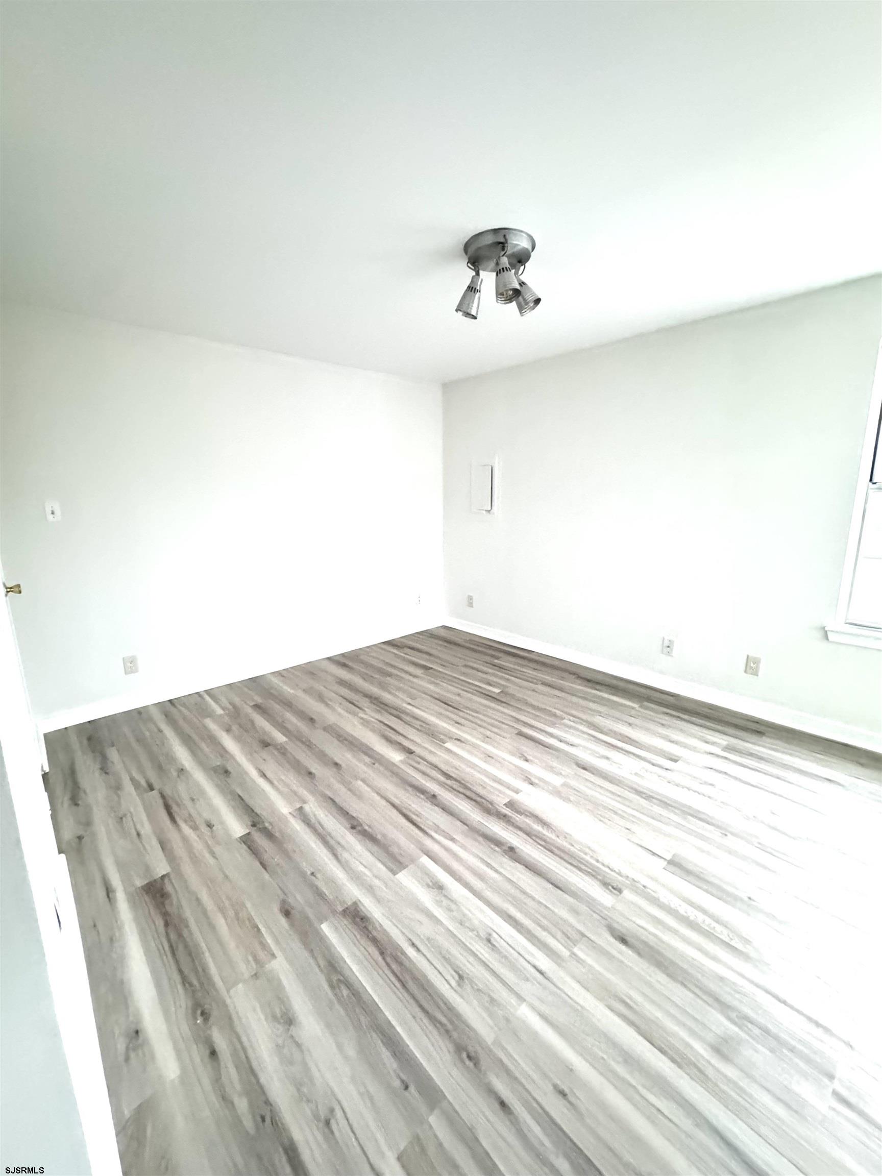 208 HEATHER CROFT - Picture 1