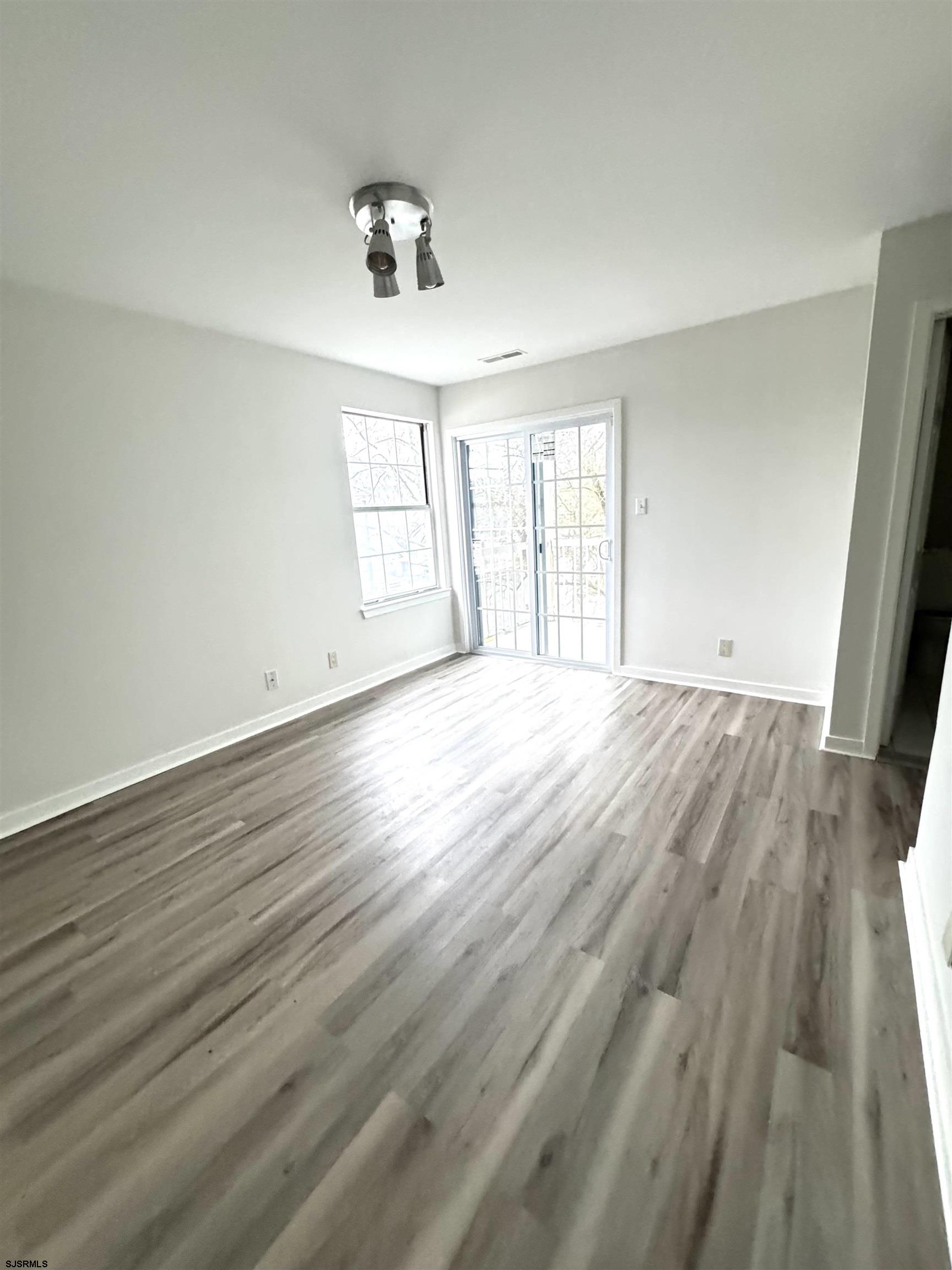 208 HEATHER CROFT - Picture 2