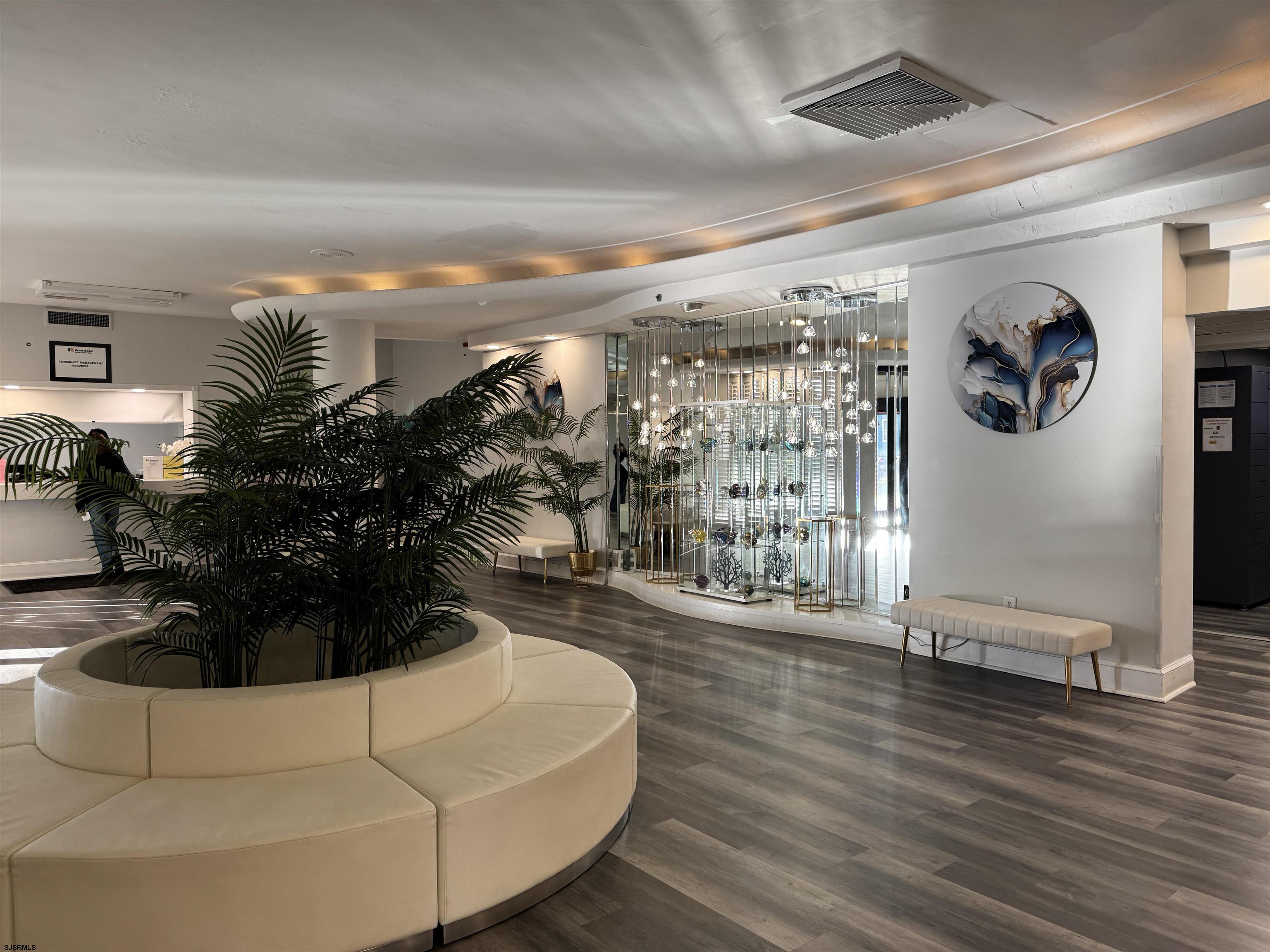 101 S Raleigh Avenue - Picture 2