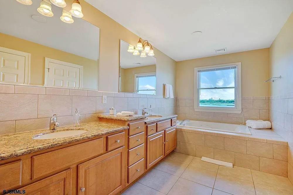 2140 W Riverside Dr Dr