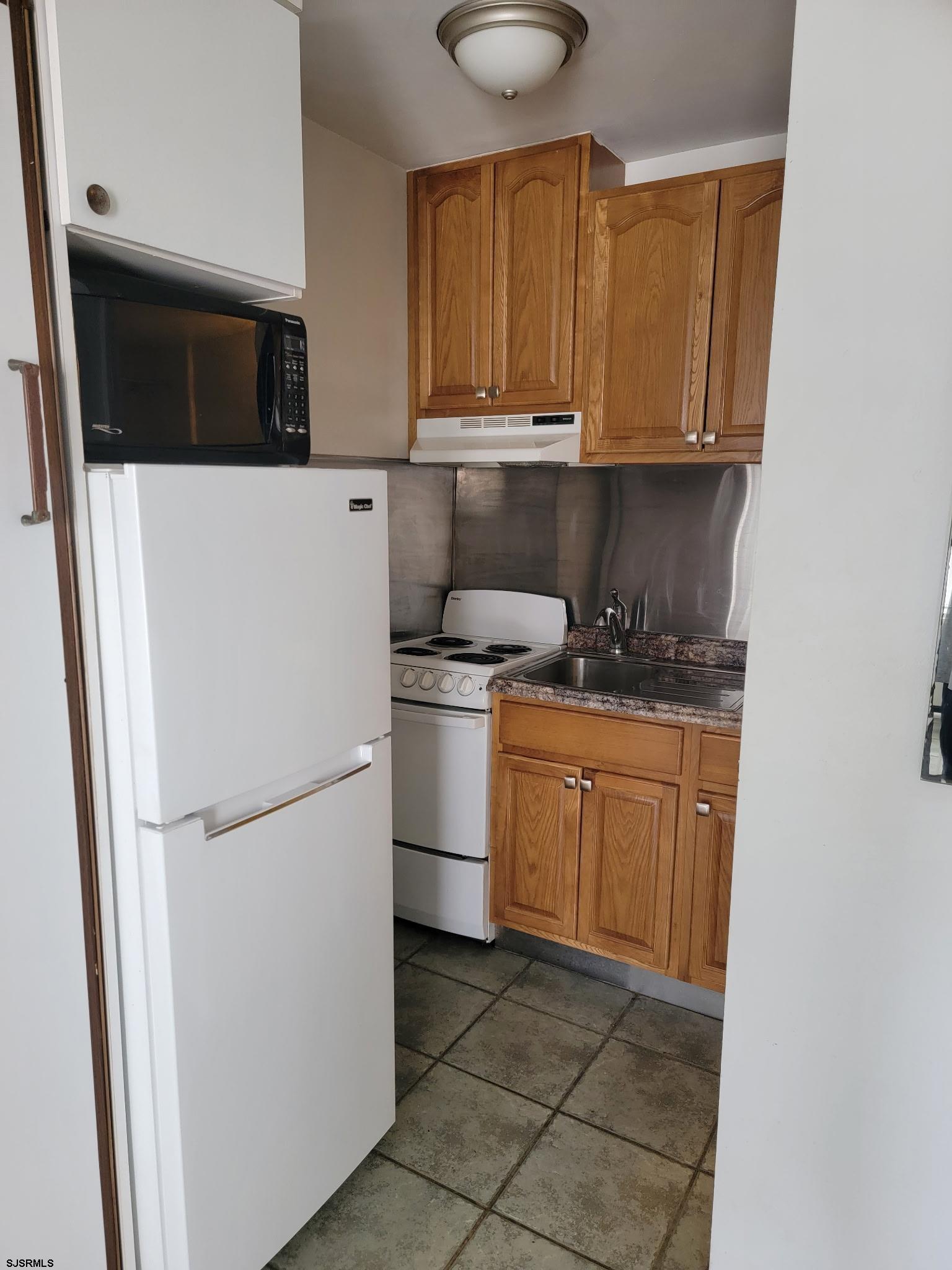 108 S Montpelier Avenue Apt 209 - Picture 4