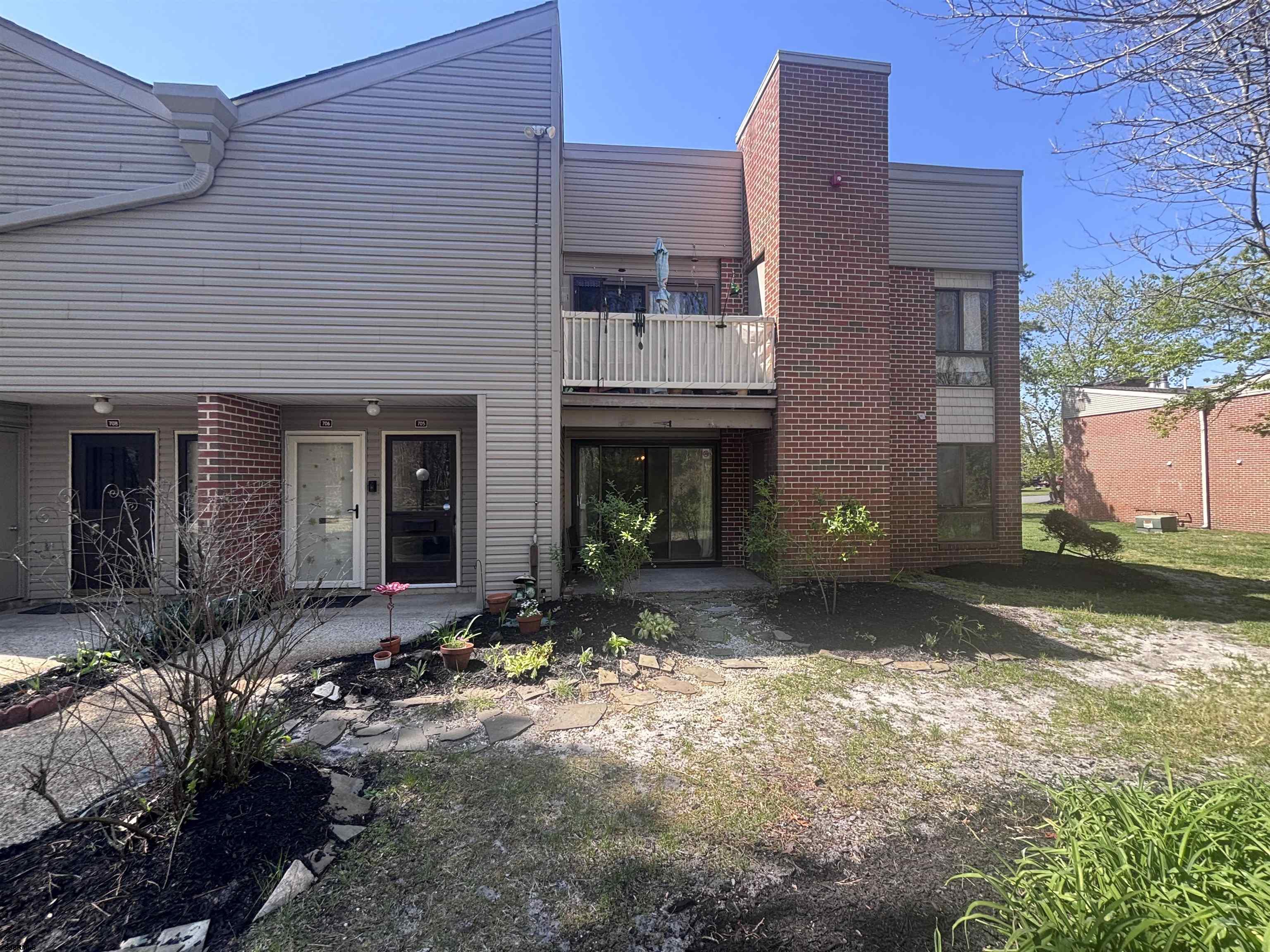 705 Meadowbrook Dr - Picture 1