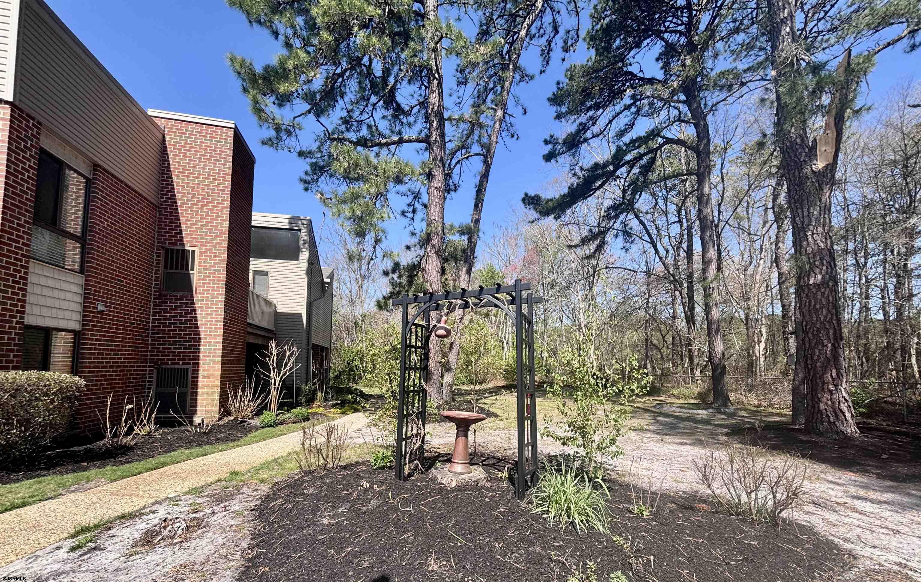 705 Meadowbrook Dr - Picture 2