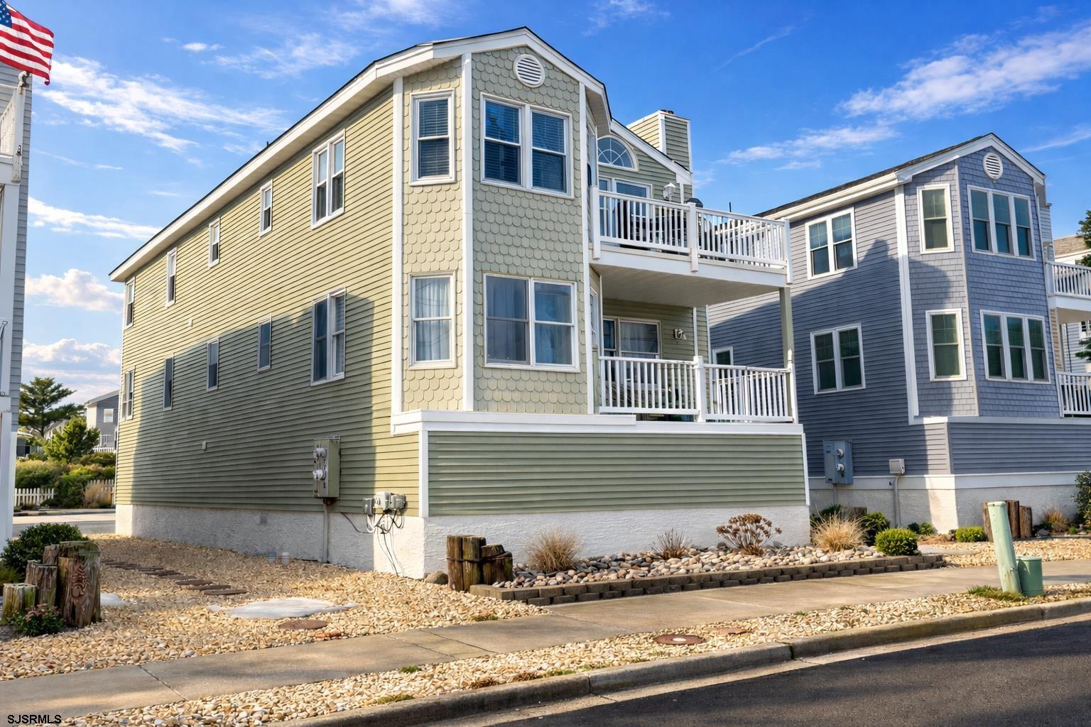 Roomy 3 bedroom 2 bath top floor condo with bay views. Front porch, fireplace, updated kitchen with stainless steel appliances & granite counters. Newer HVAC, cathedral ceilings, wood floors, garage, storage, attic, outside shower, and plenty of parking. Stunning sunsets