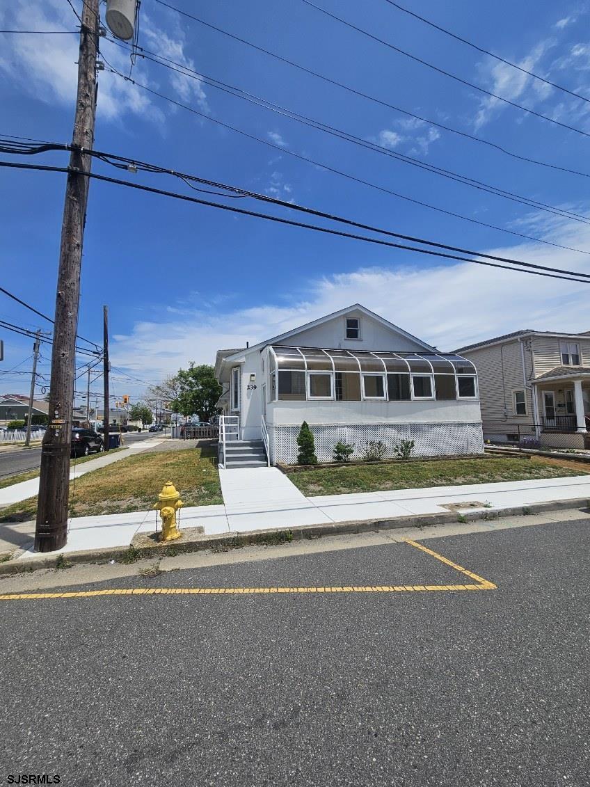239 N Derby Avenue - Picture 2