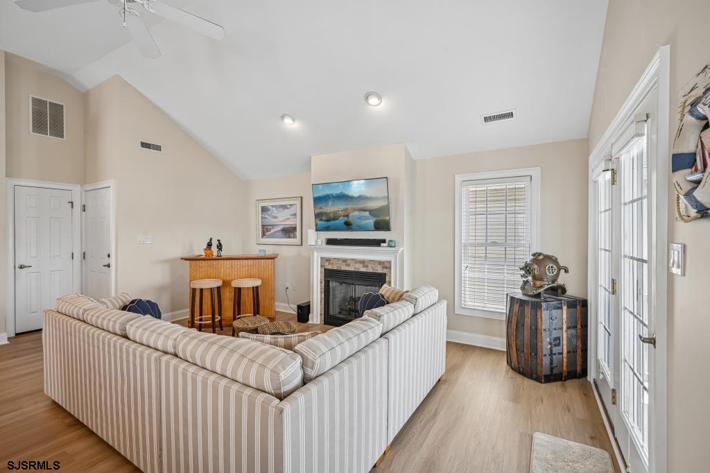 323 Asbury Avenue - Picture 4