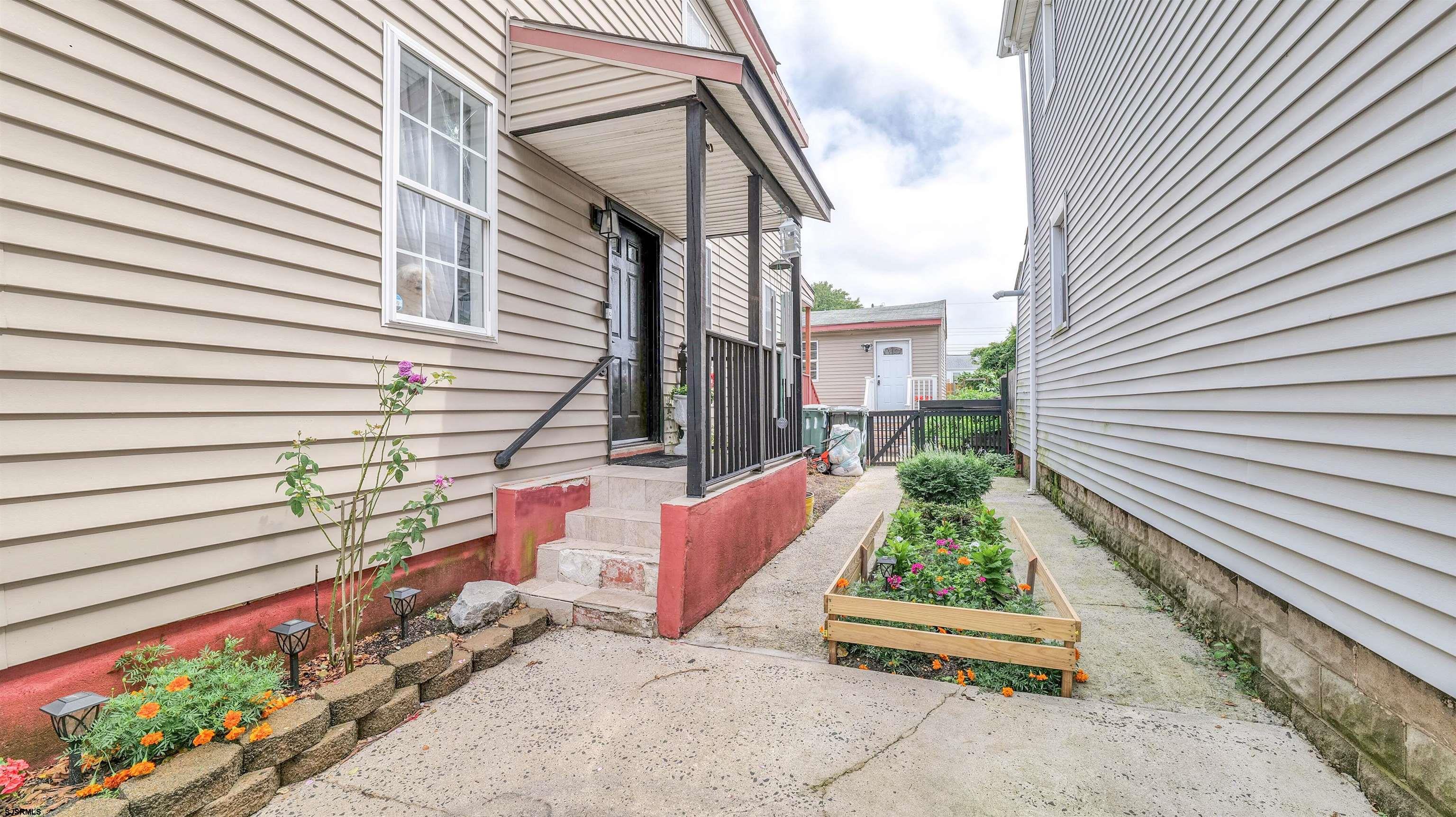 611 N Indiana Avenue - Picture 2