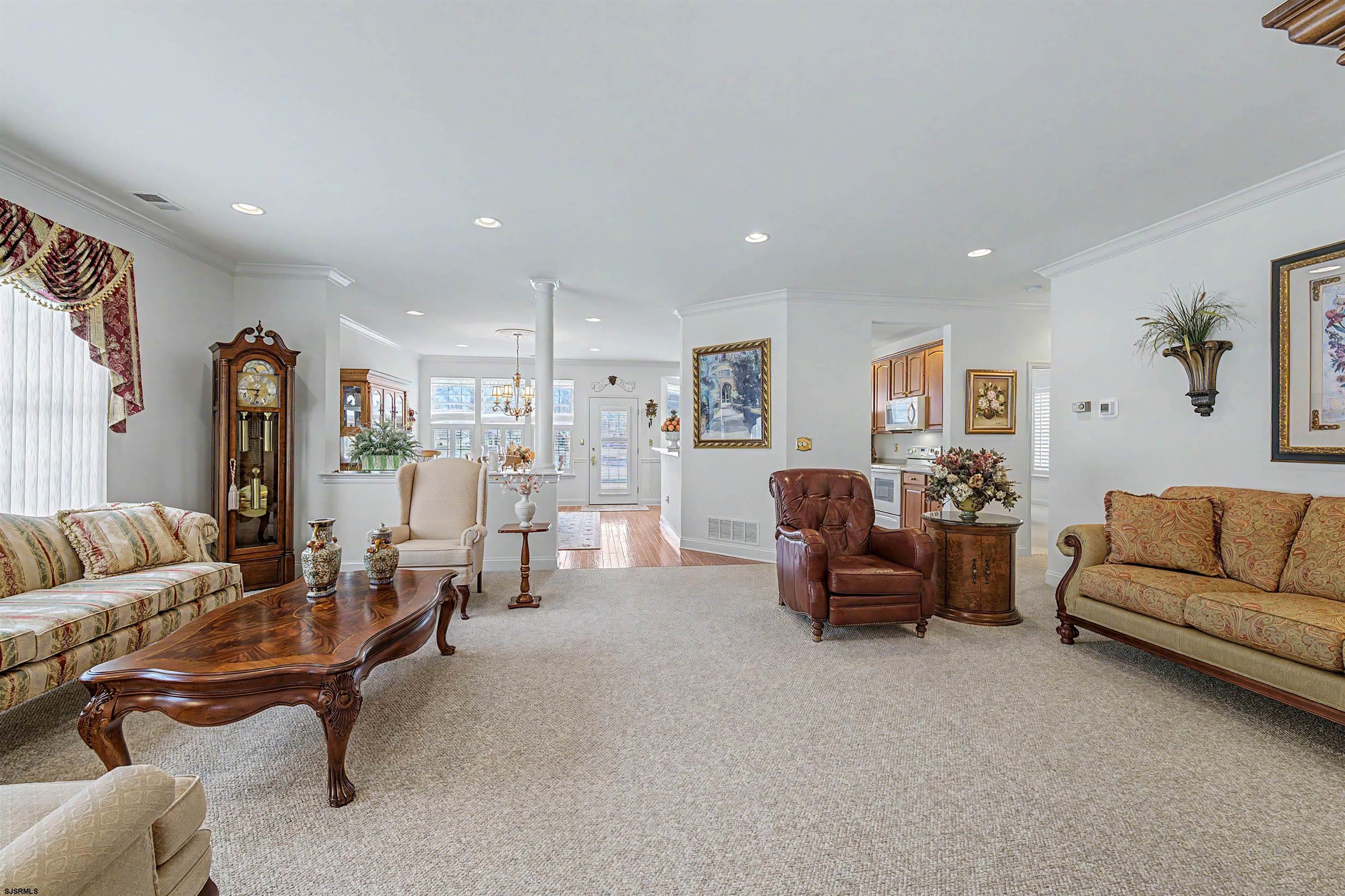 102 Oxford Ct - Picture 1