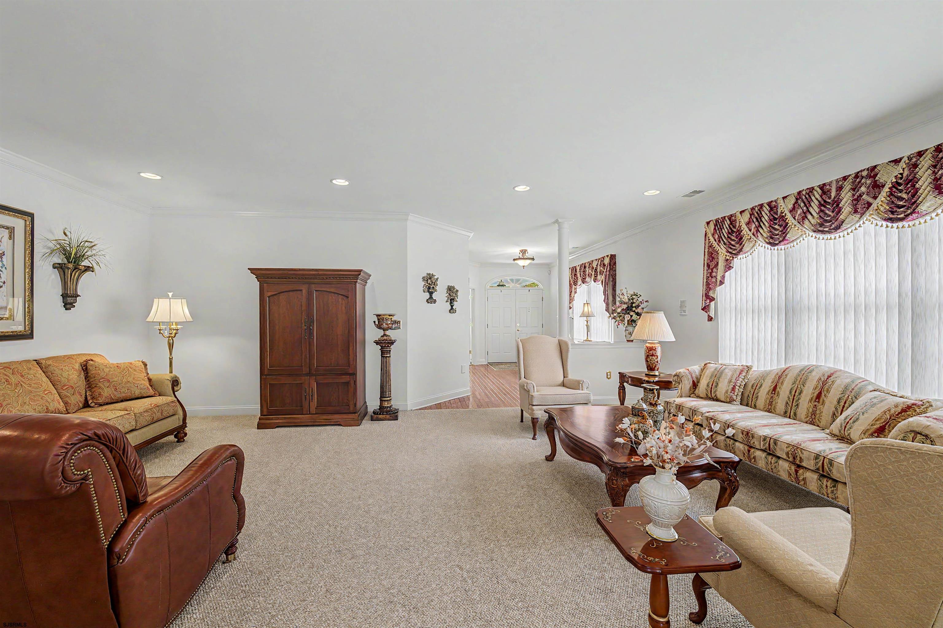 102 Oxford Ct - Picture 2