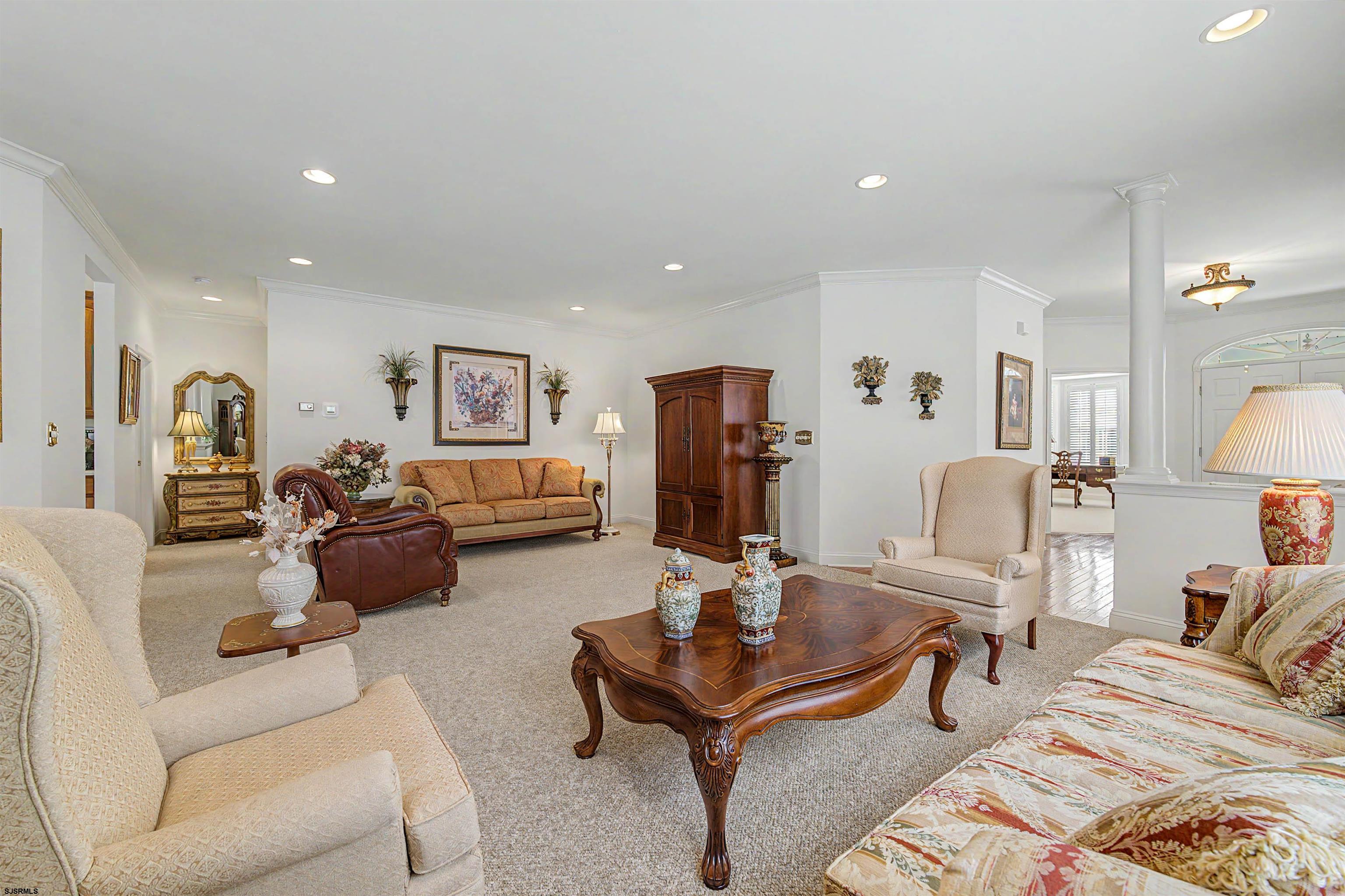 102 Oxford Ct - Picture 3