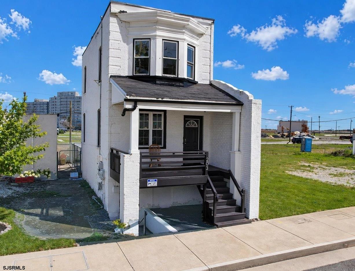 203 S Metropolitan Avenue - Picture 1