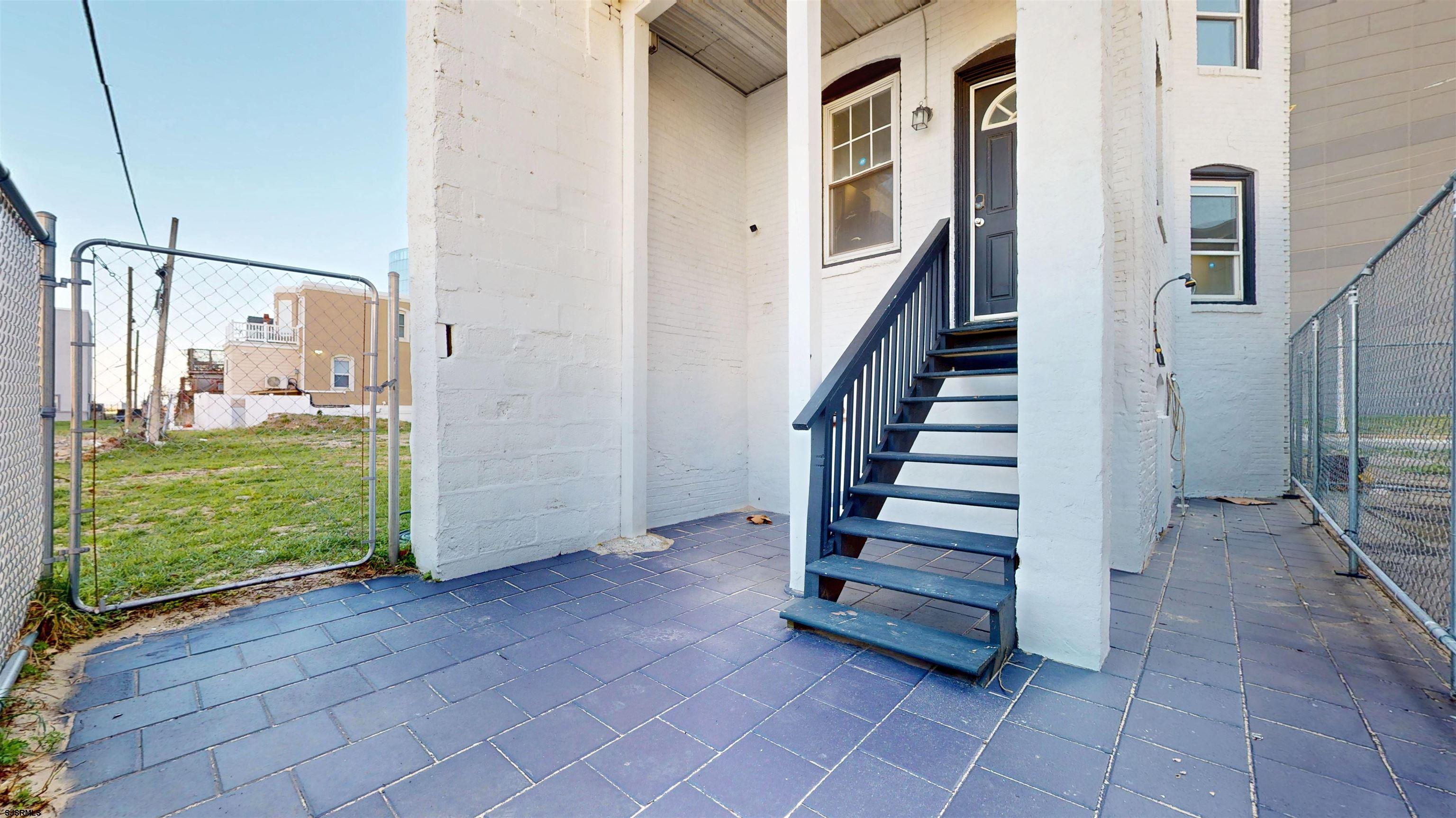 203 S Metropolitan Avenue