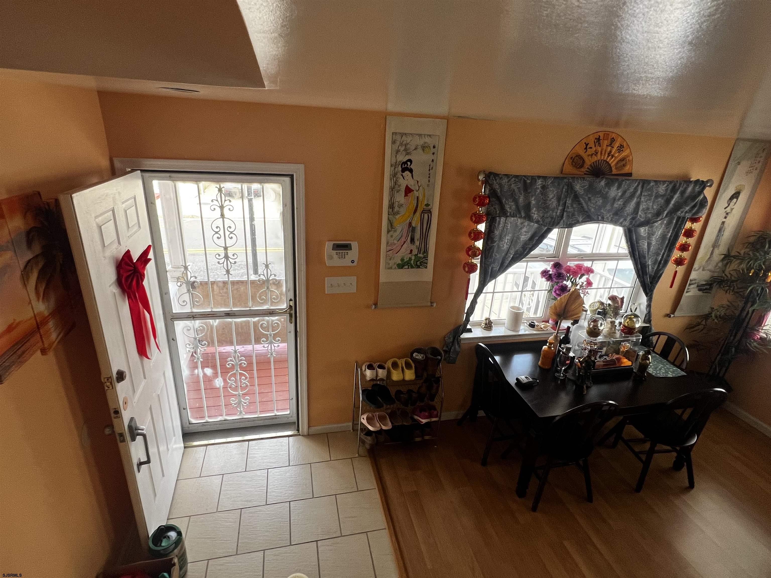 120 N Vermont Avenue - Picture 2