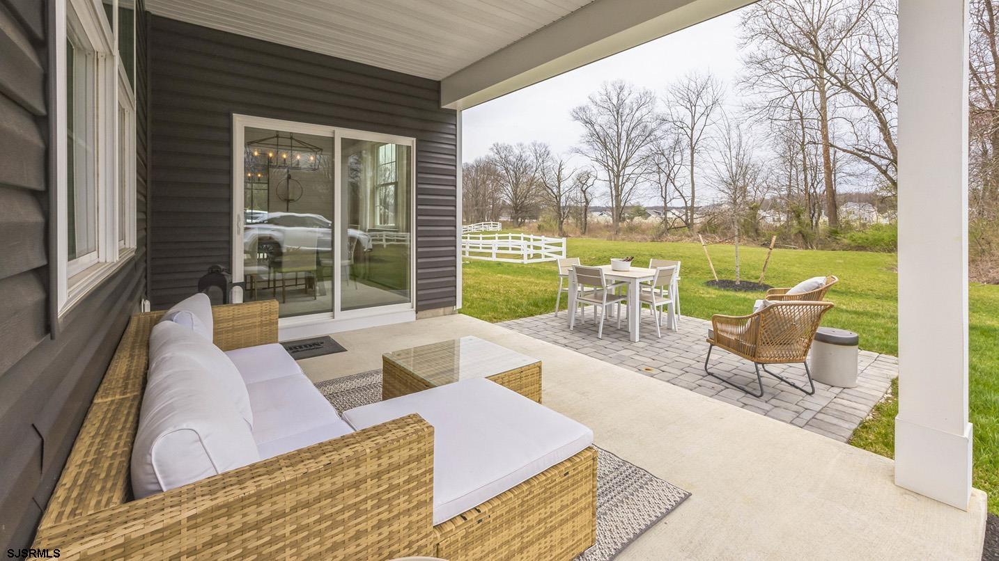 229 Huntington Dr - Picture 1