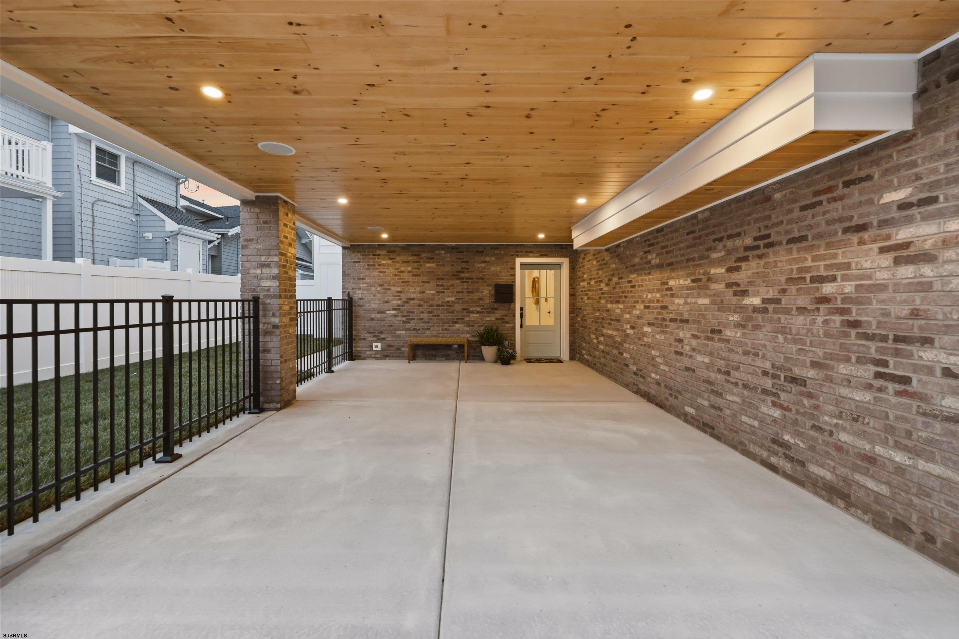 105 S Stratford Avenue
