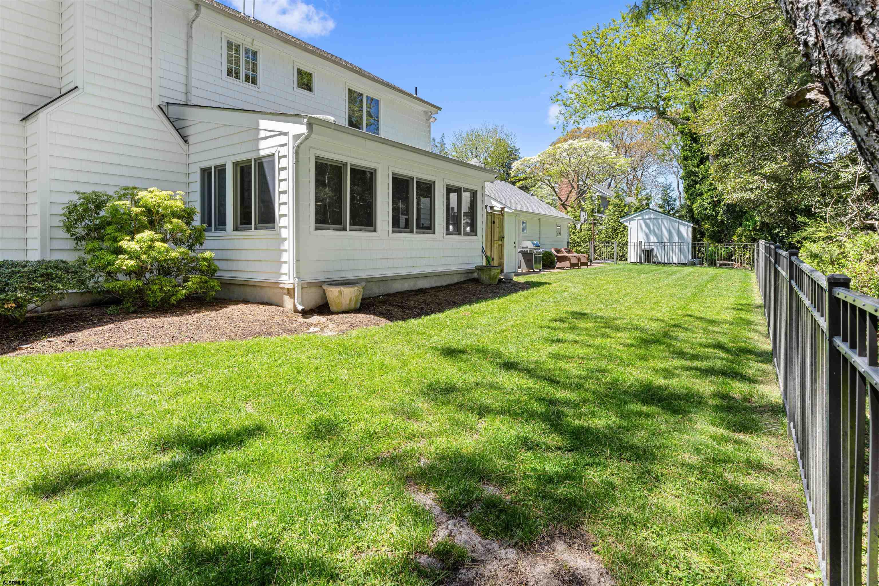 202 E Arbor Court