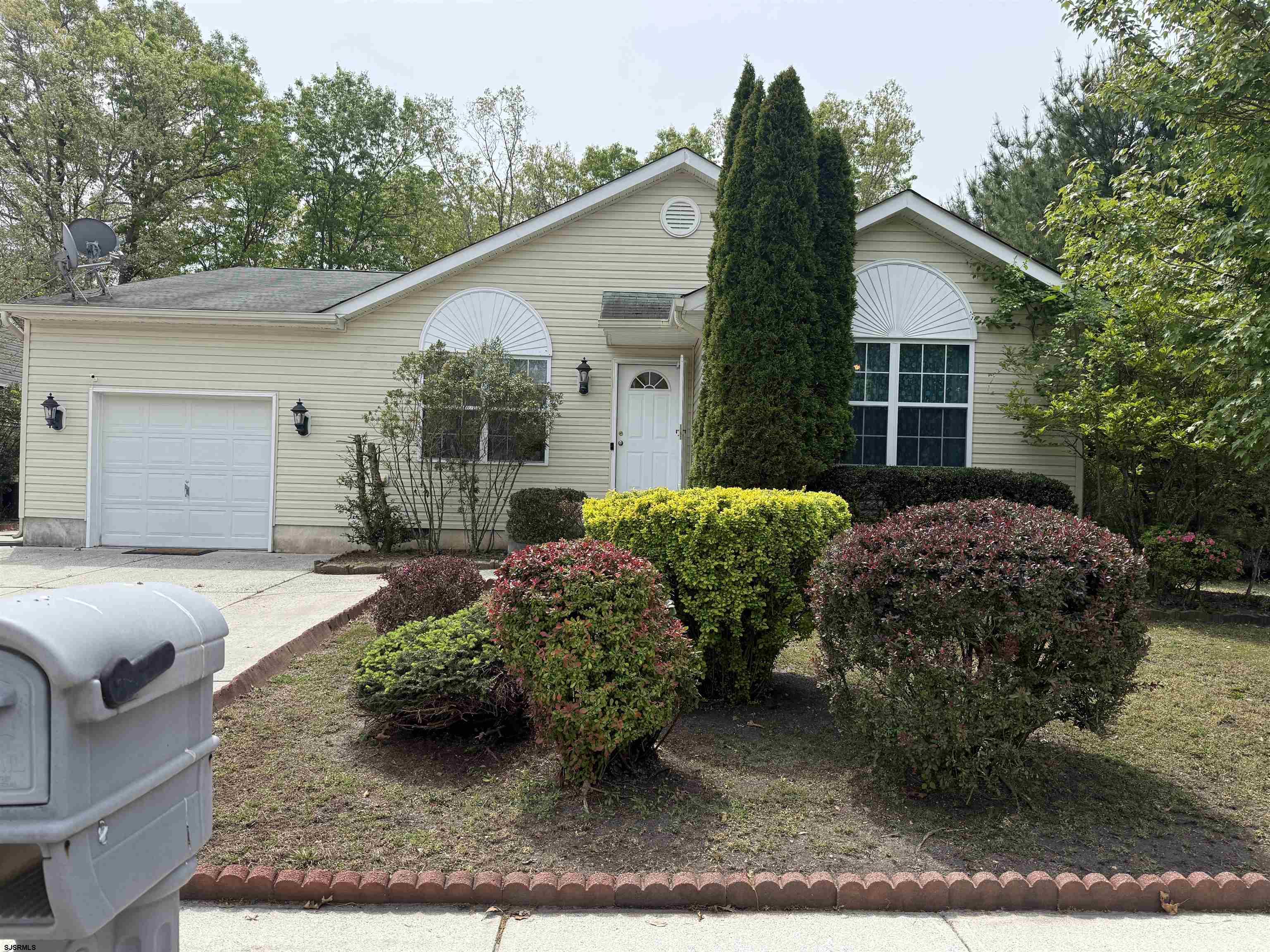 2 Club House Lane - Hamilton Township
