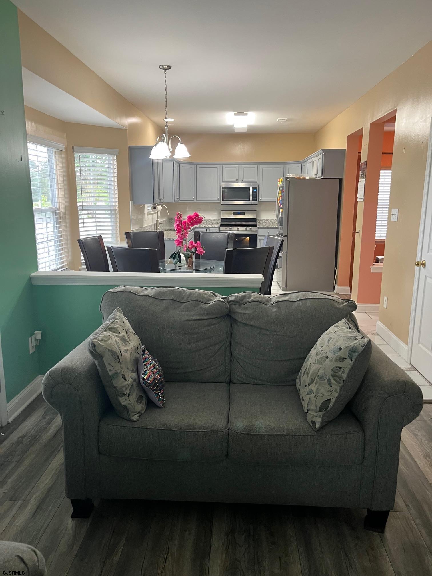 214 E Kennedy Dr
