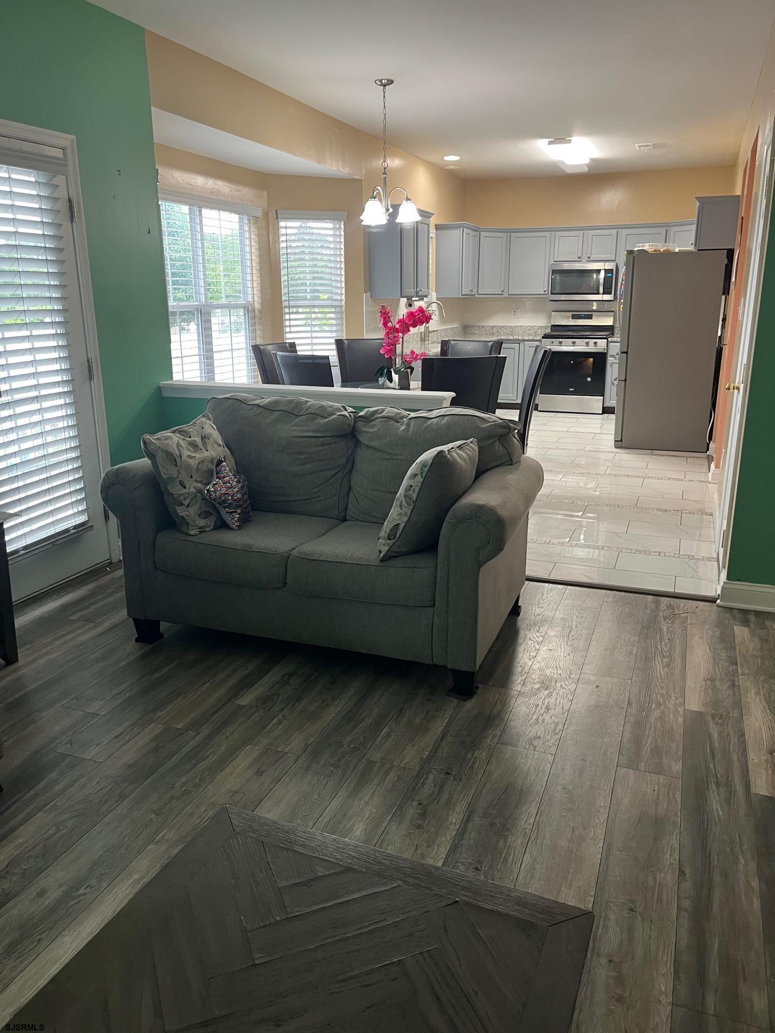 214 E Kennedy Dr