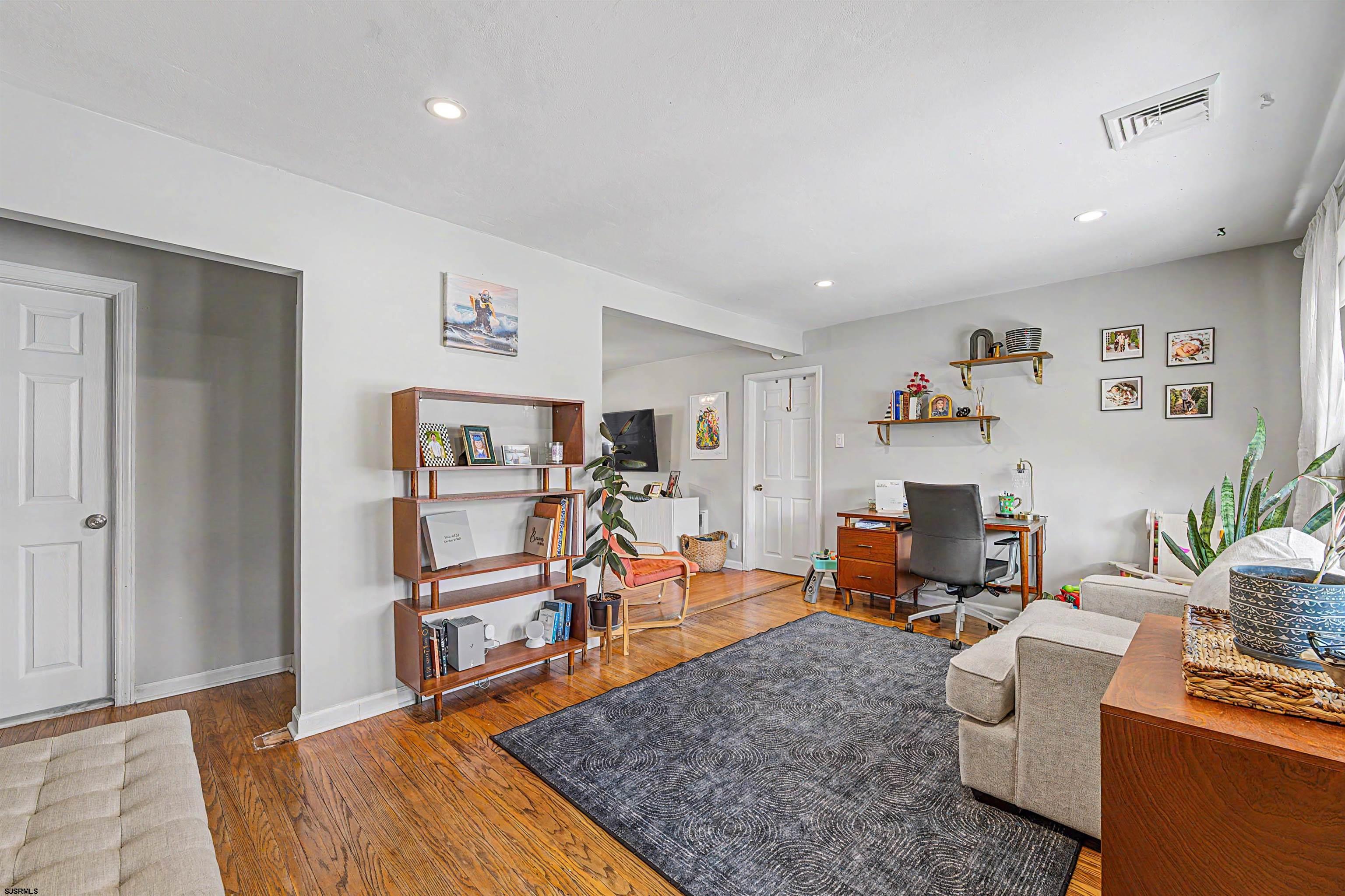 327 W Oakcrest Avenue - Picture 2