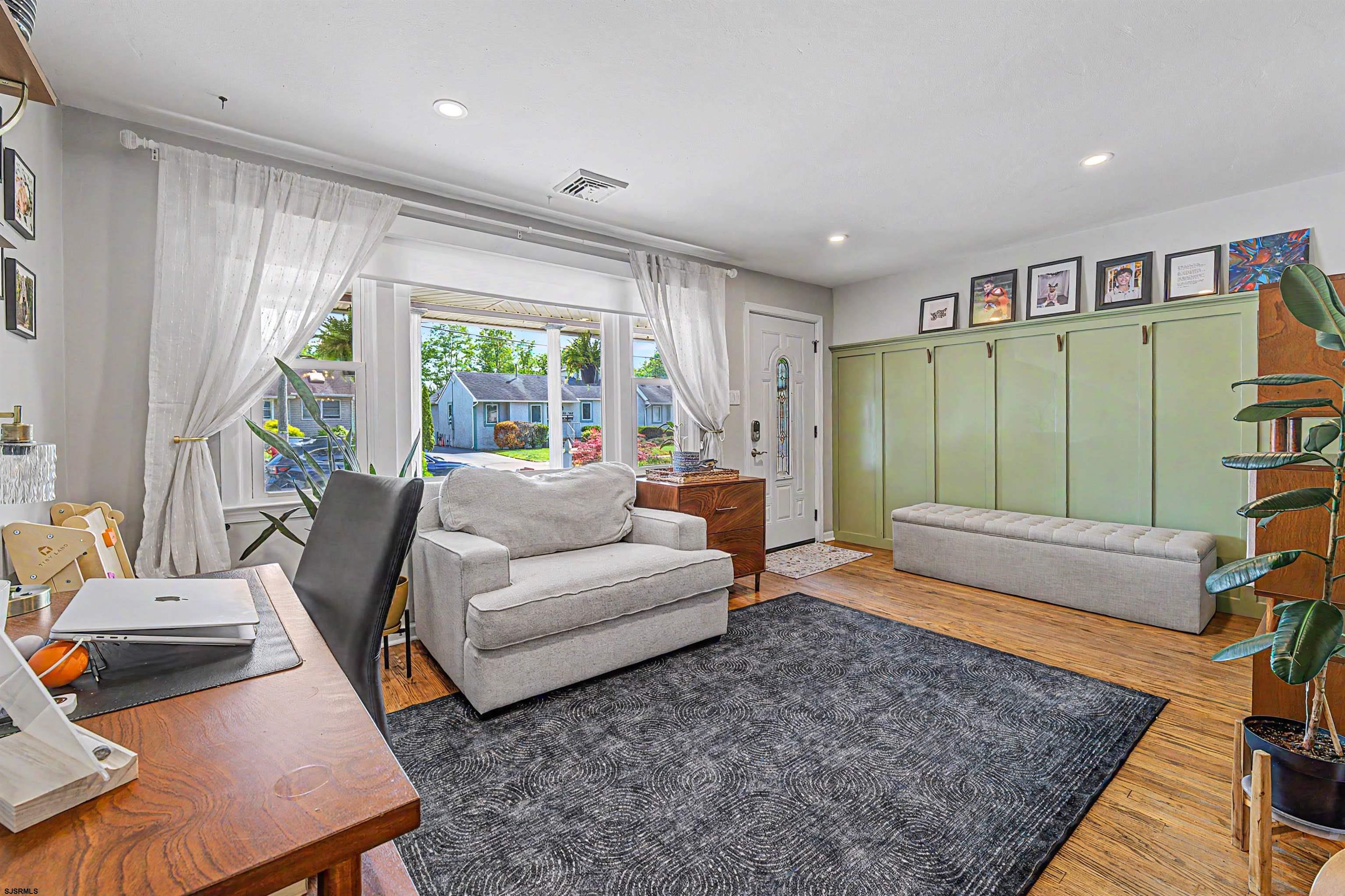 327 W Oakcrest Avenue - Picture 3