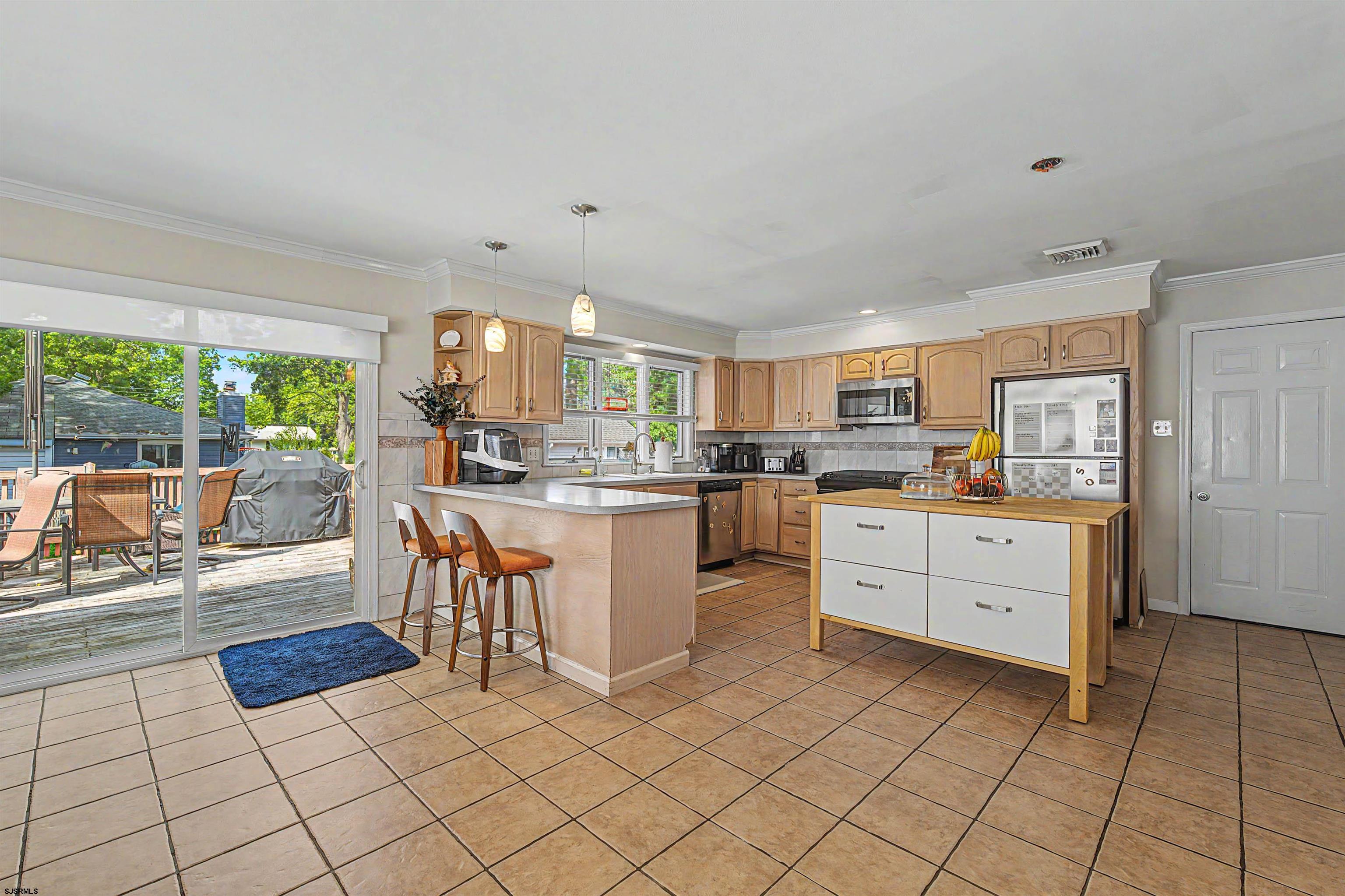 327 W Oakcrest Avenue
