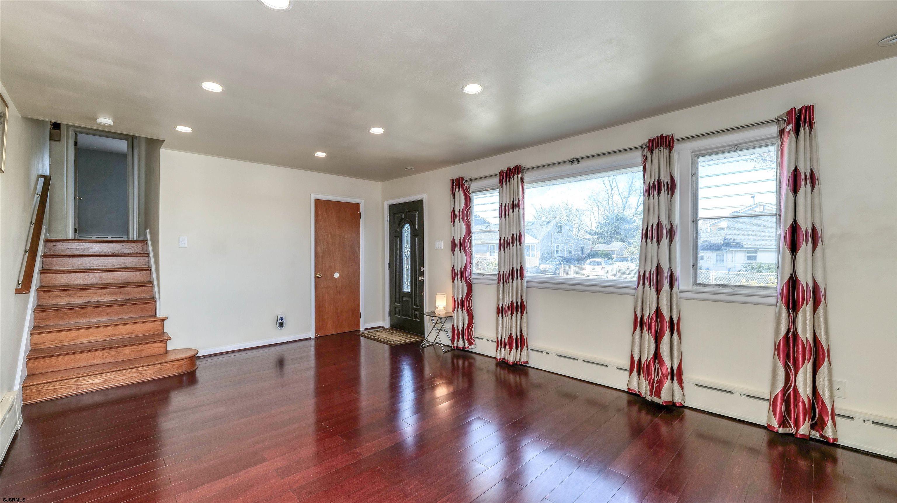 673 N Dover Avenue - Picture 2