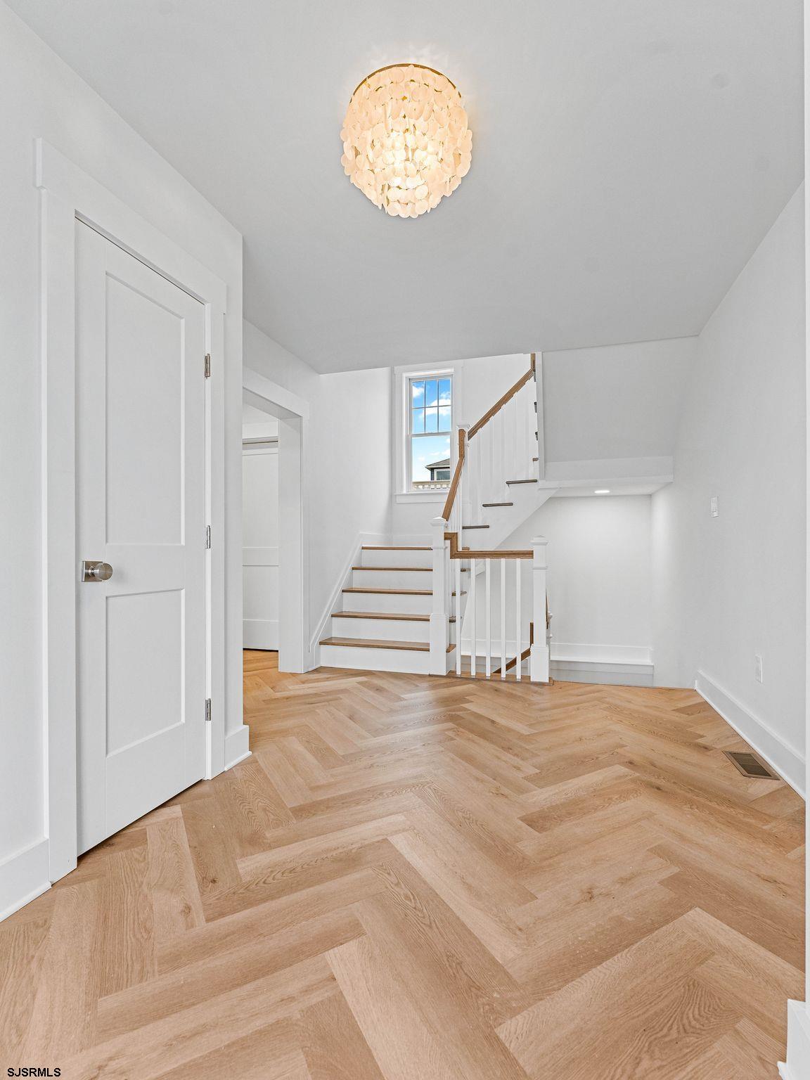 1106 E Beach Avenue - Picture 4