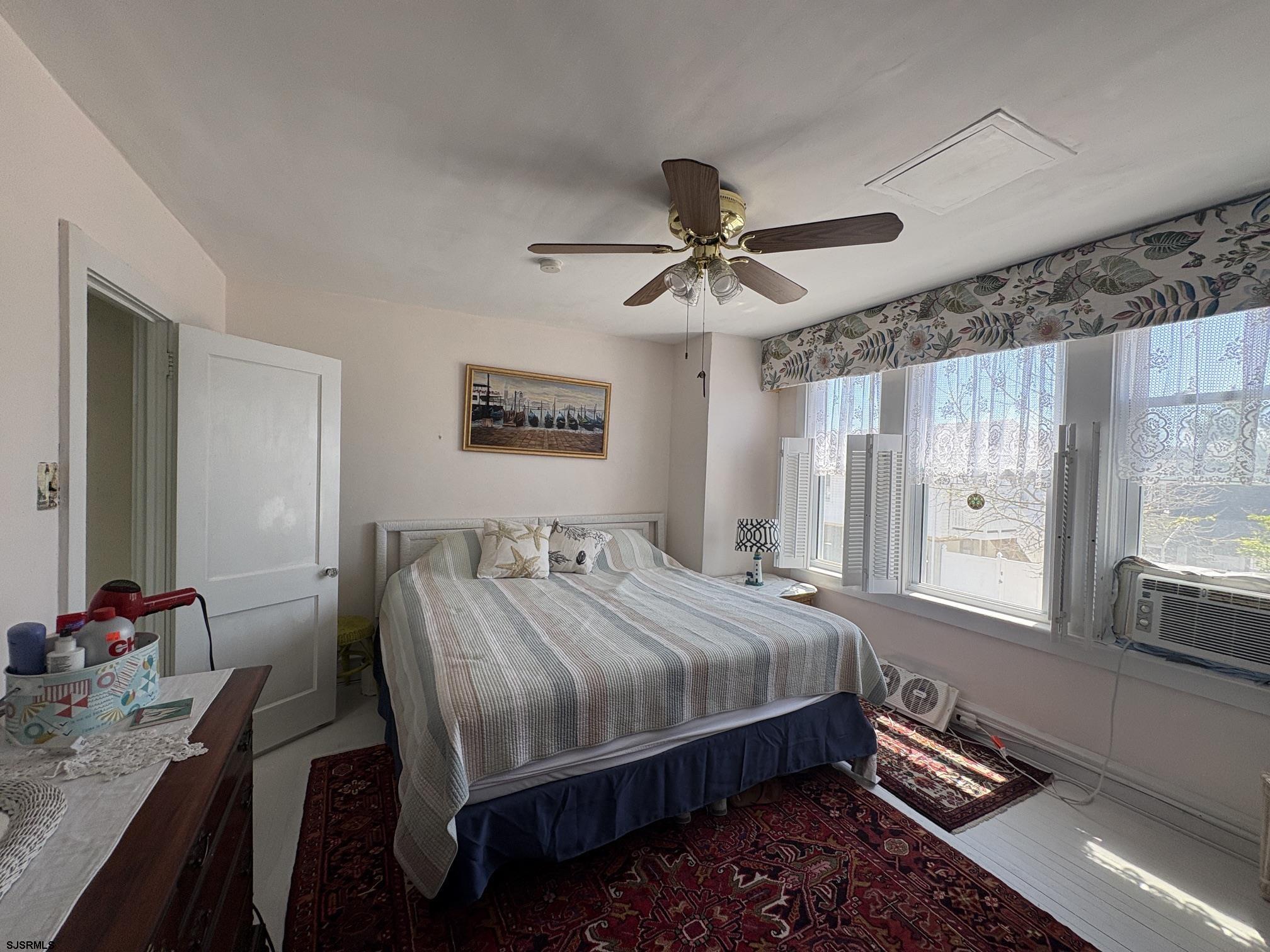 6219 Monmouth Avenue - Picture 3