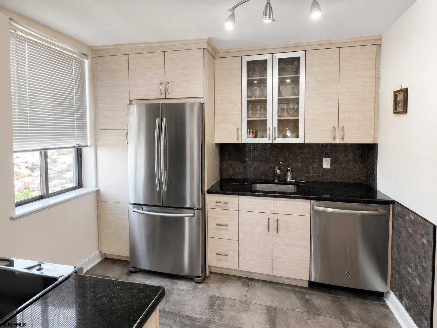 100 S Berkley Square - Picture 2