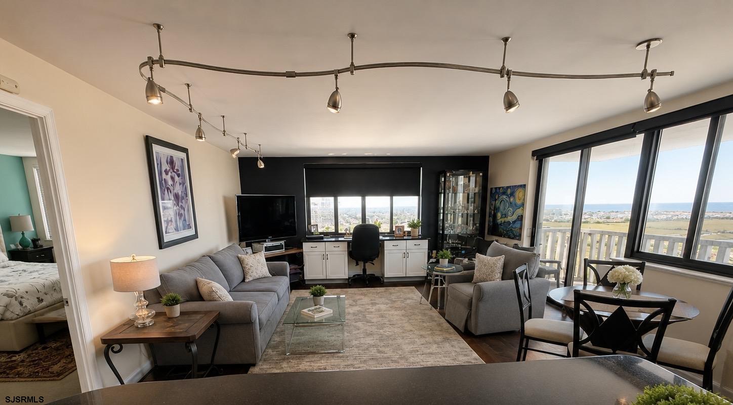100 S Berkley Square - Picture 4